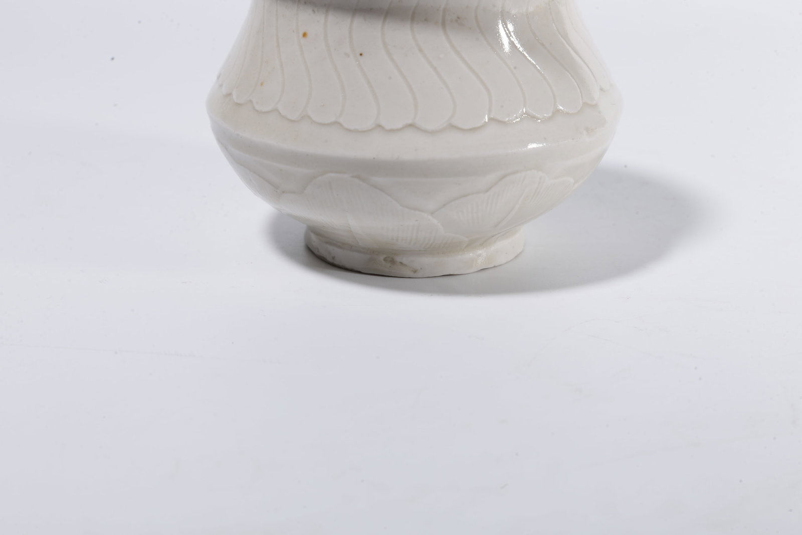 A DING WARE JAR WITH LOTUS PATTERN - 6
