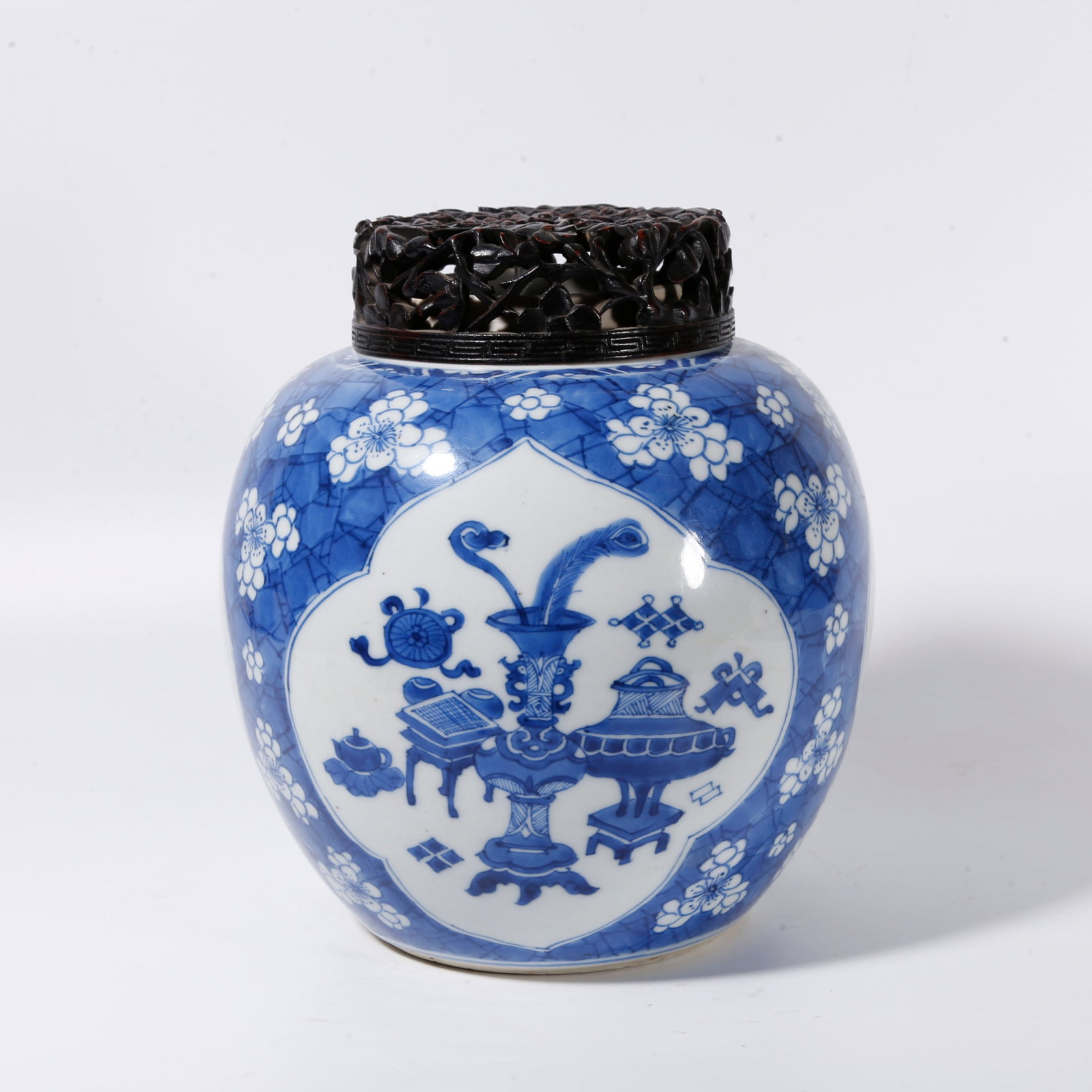 A COVERED JAR WITH BLUE?AND?WHITE ANTIQUE MOTIF (1 of 10)