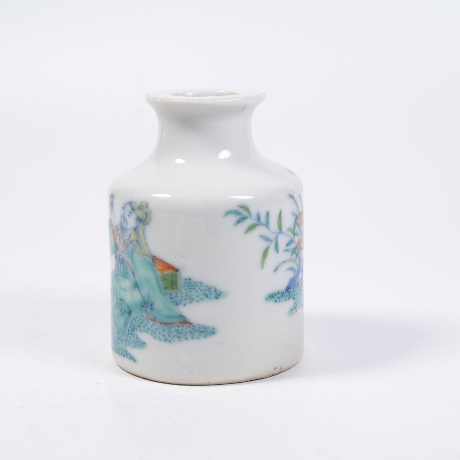 A DOUCAI SMALL VASE WITH FIGURE PATTERNS - 7