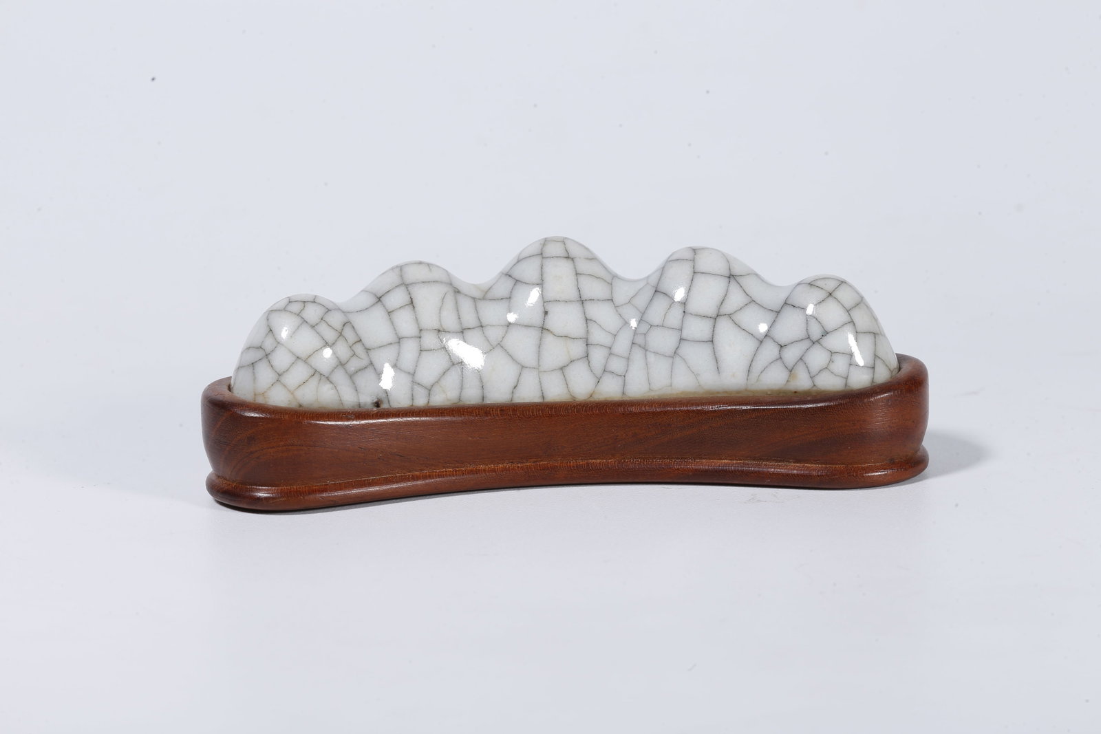 A GE KILN-STYLE BRUSH REST: Ge Kiln-Style Brush Rest