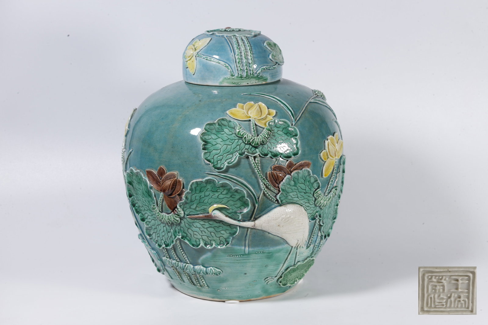 A TURQUOISE-GROUND SANCAI TEA CADDY WITH "SUCCESS IN THE EXAMINATIONS" MOTIF: Turquoise-Ground Sancai Tea Caddy with "Success in the Examinations" Motif