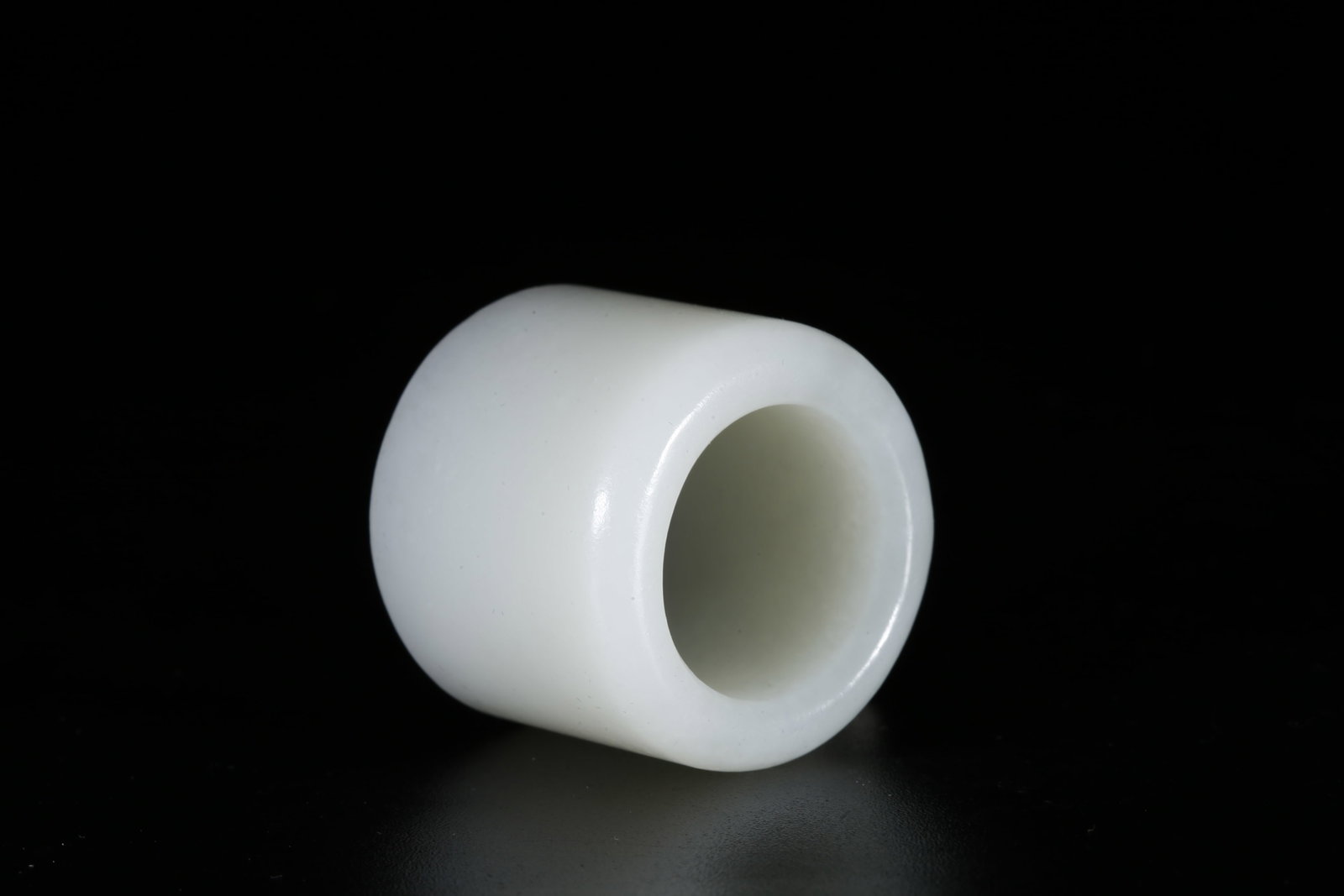 A HETIAN JADE THUMB RING - 7