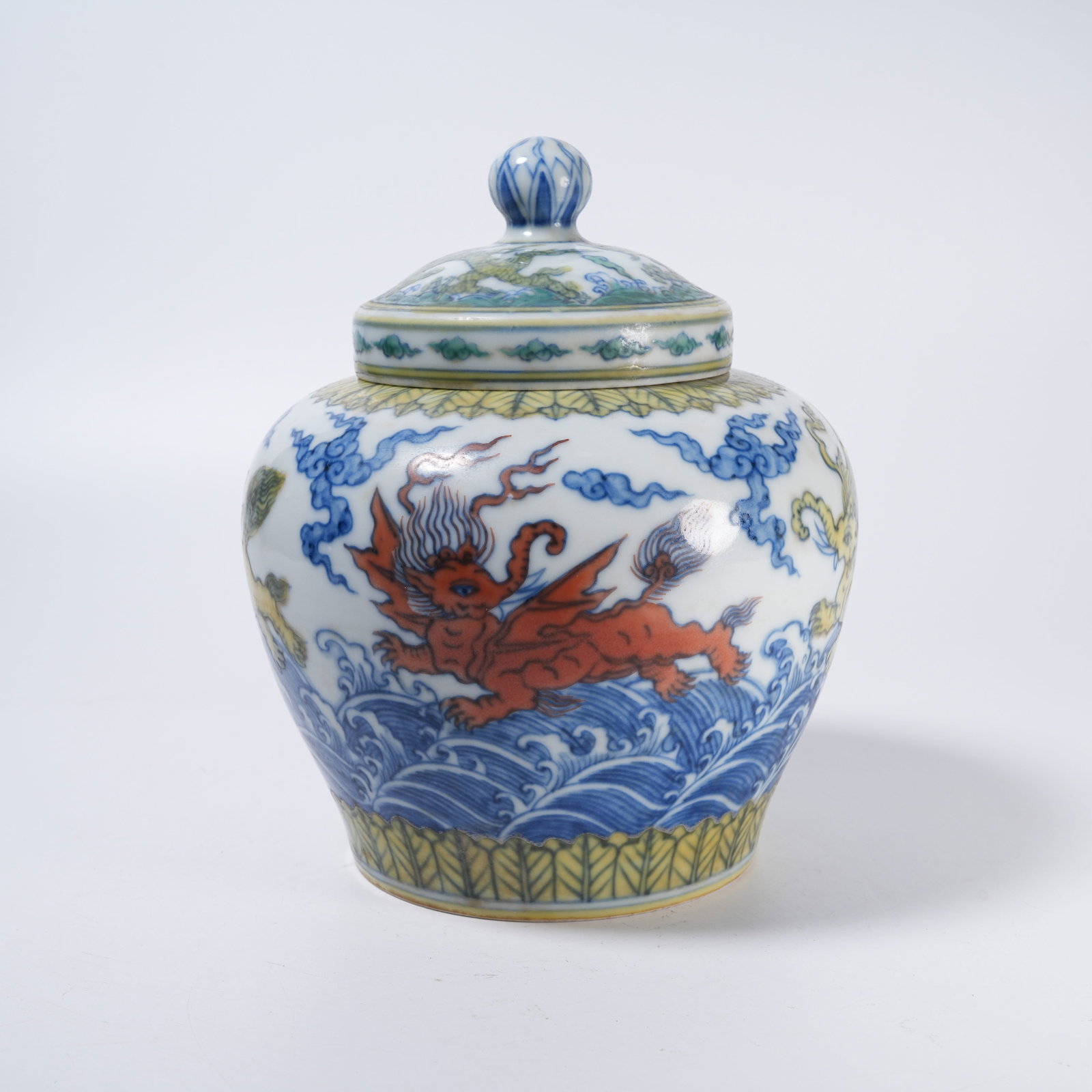 A BLUE AND WHITE WUCAI COVERED JAR WITH MARINE BEAST PATTERNS: Blue and White Wucai Covered Jar with Marine Beast Patterns