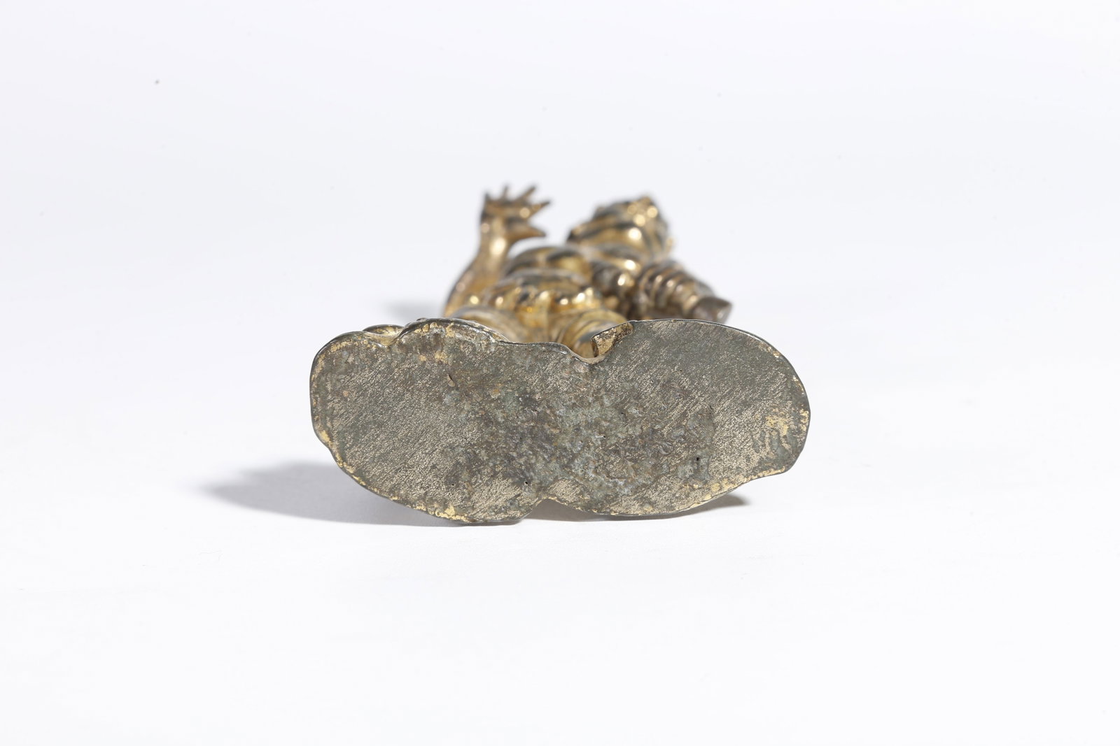 A GILT BRONZE STATUE - 9