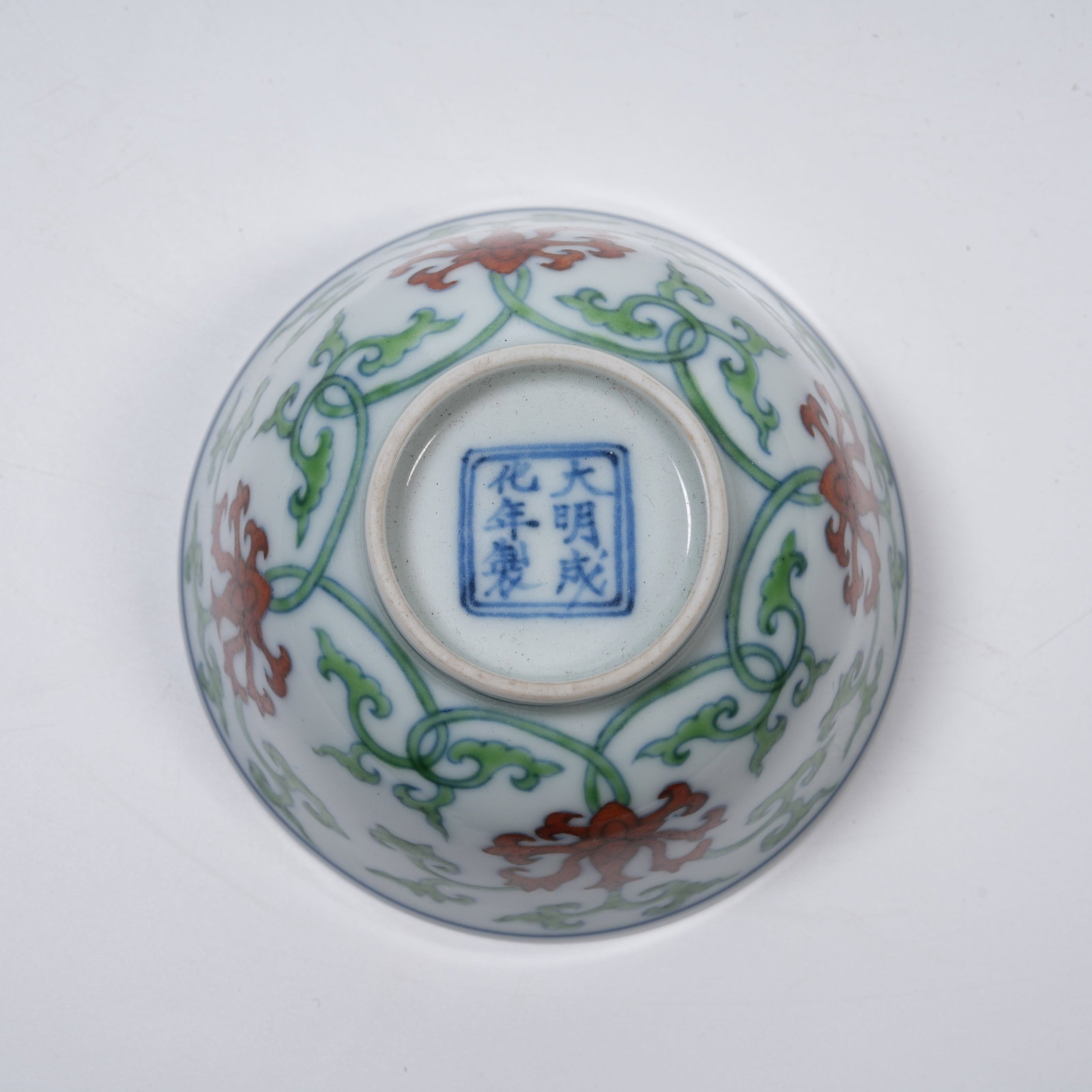 A DOUCAI CUP WITH INTERLOCKING FLORAL PATTERNS - 8