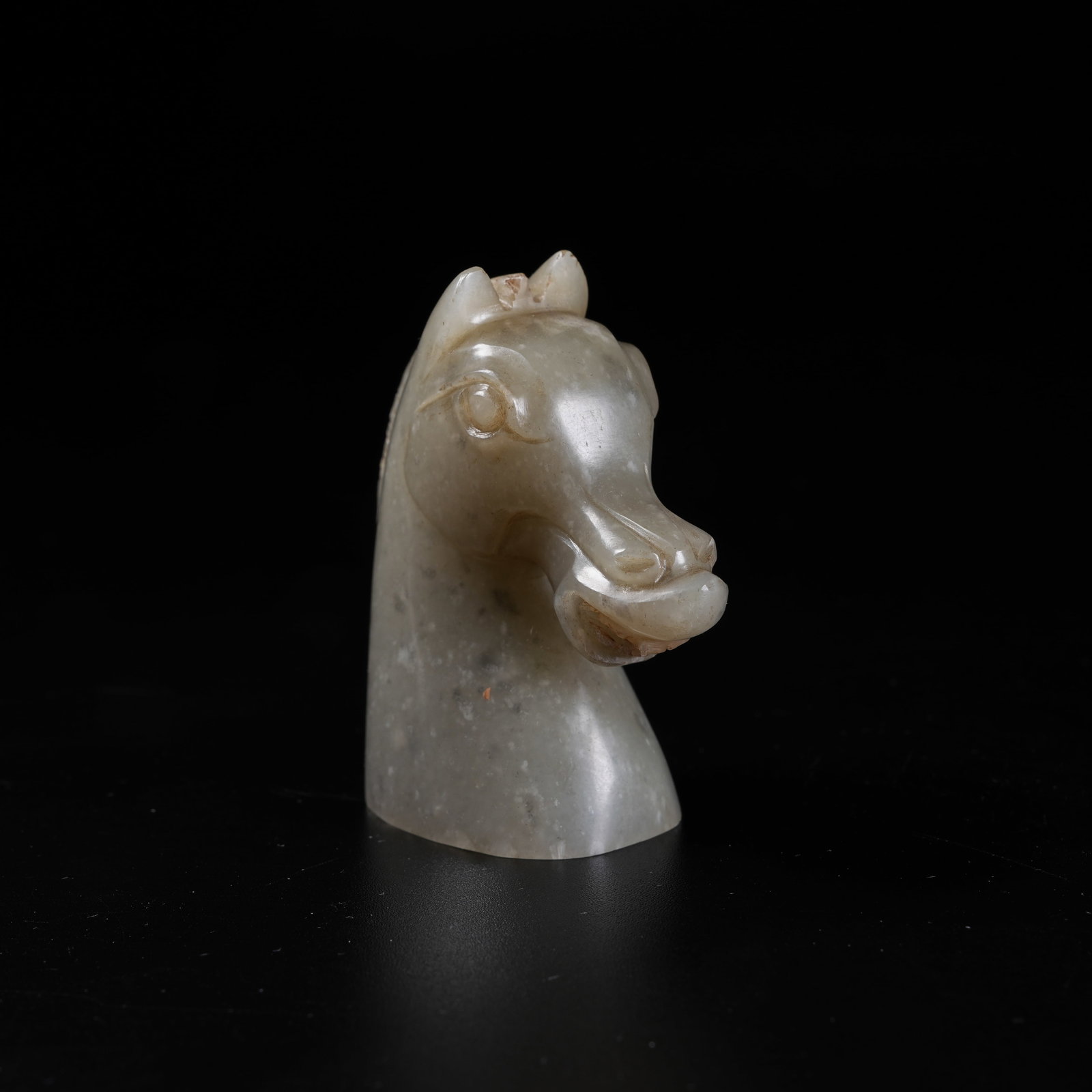 A ARCHAIC JADE HORSE HEAD ORNAMENT (1 of 9)