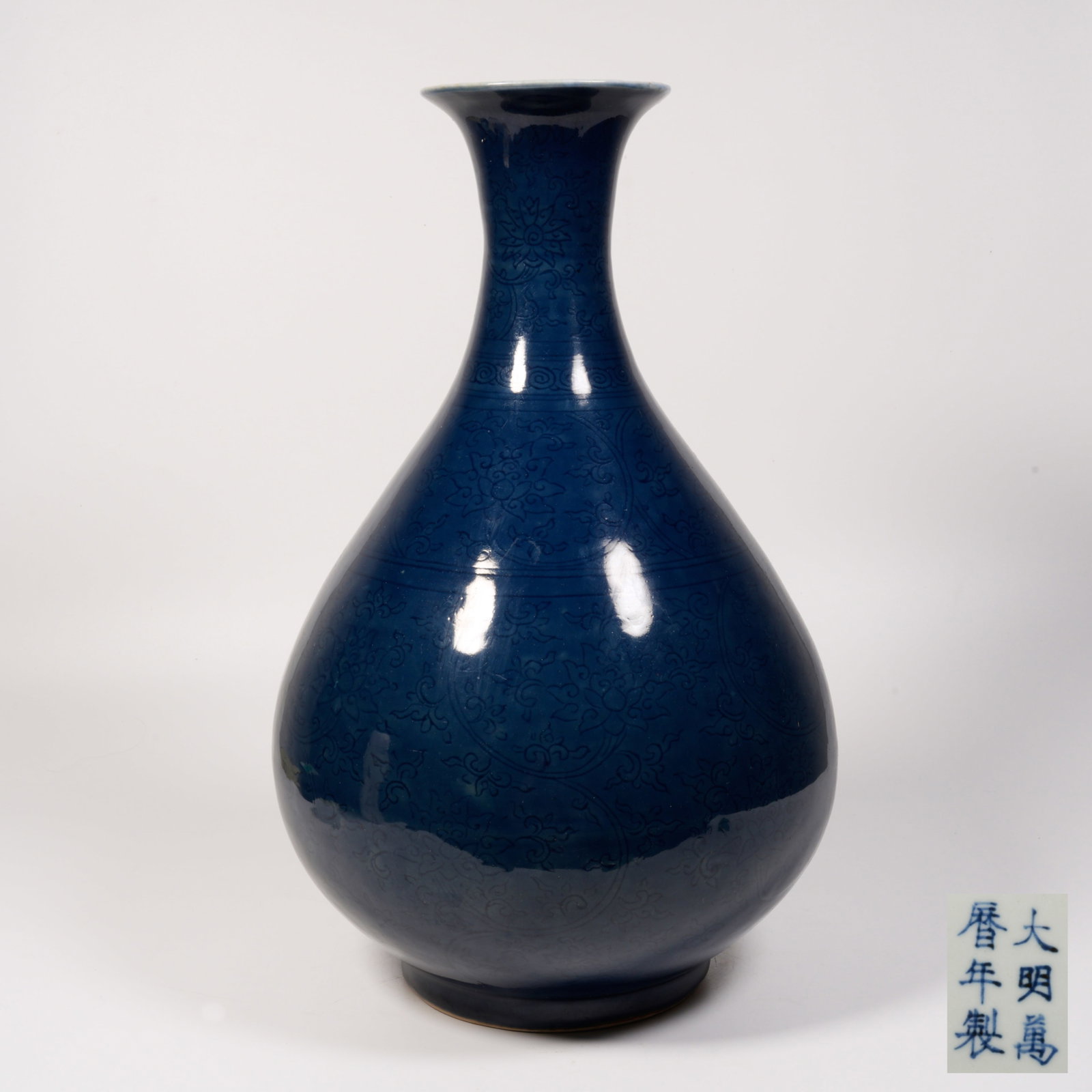 A SACRIFICIAL BLUE GLAZE YUHUCHUN VASE (1 of 7)