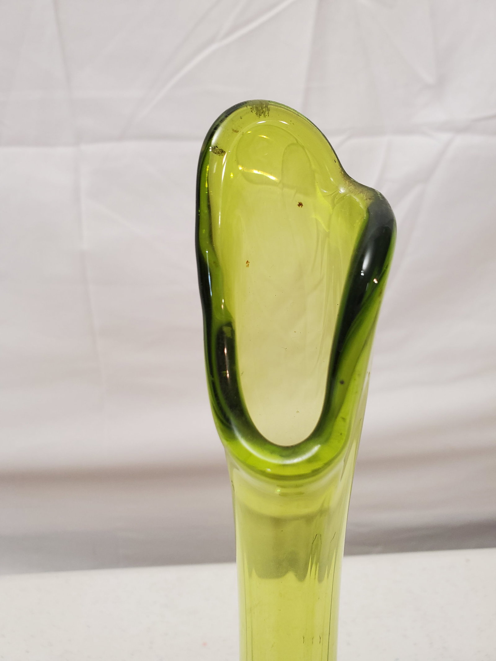 MID CENTURY MODERN VIKING GLASS 6 PETAL SWUNG AVOCADO VASE (1 of 4)