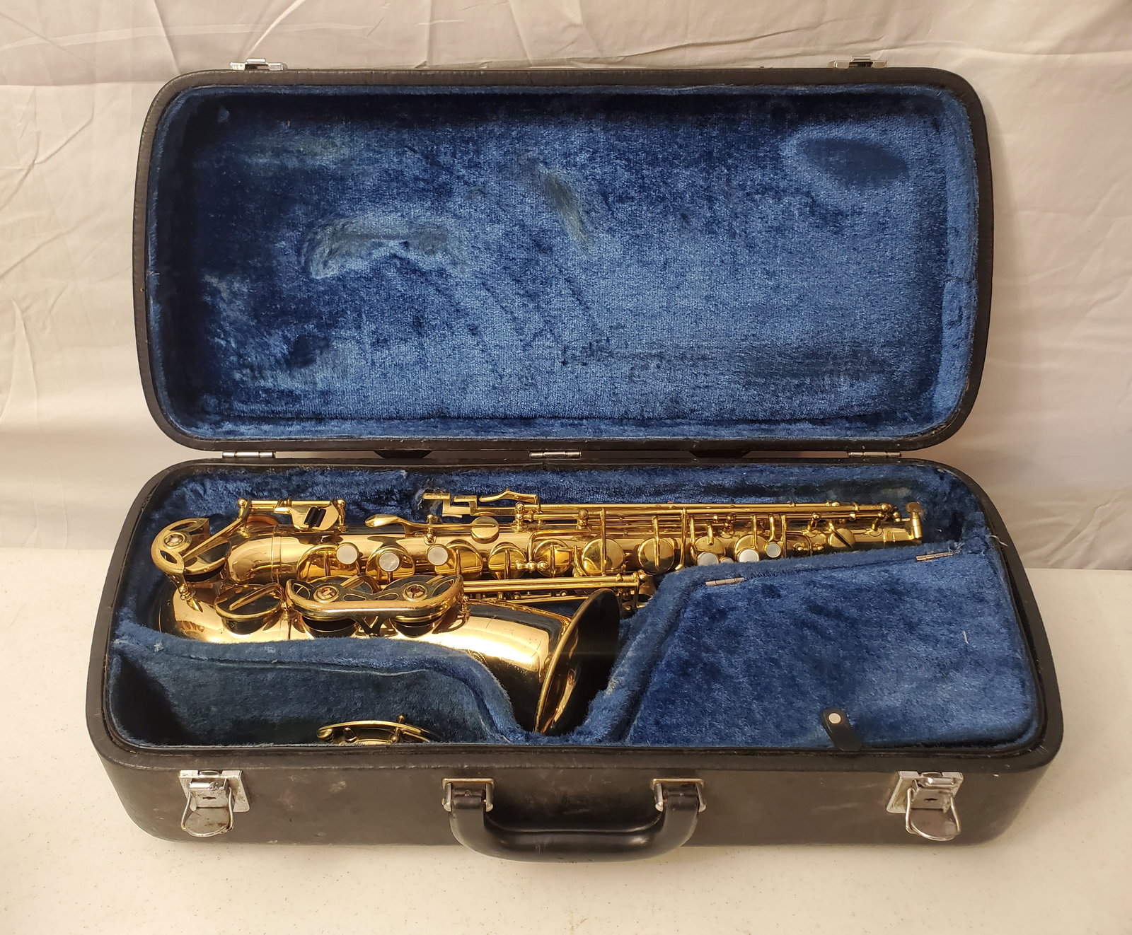 KING TEMPO GOLD LACQUERED ALTO SAXAPHONE WITH ORIGINAL CASE AND IVORY KEYS (1 of 14)