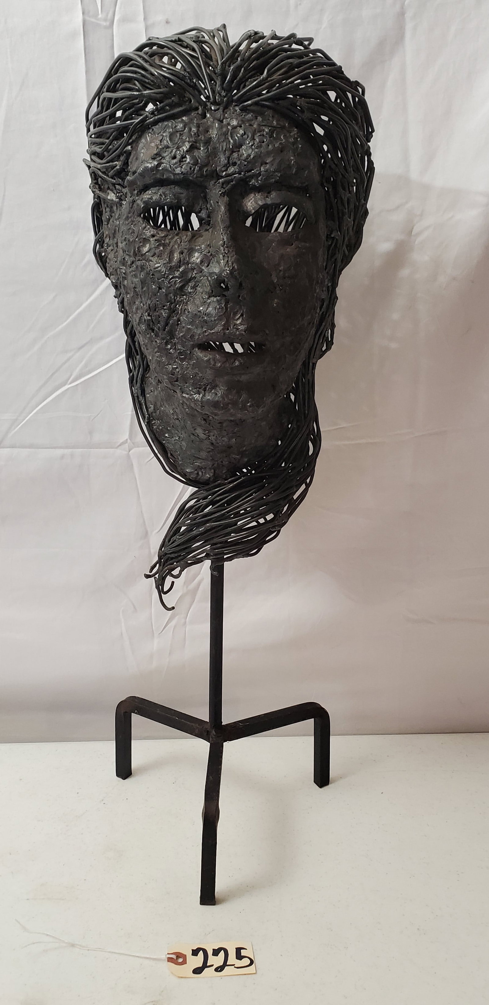 METAL WIRE HEAD SCULPTURE 3 LEGGED METAL BASE (1 of 9)