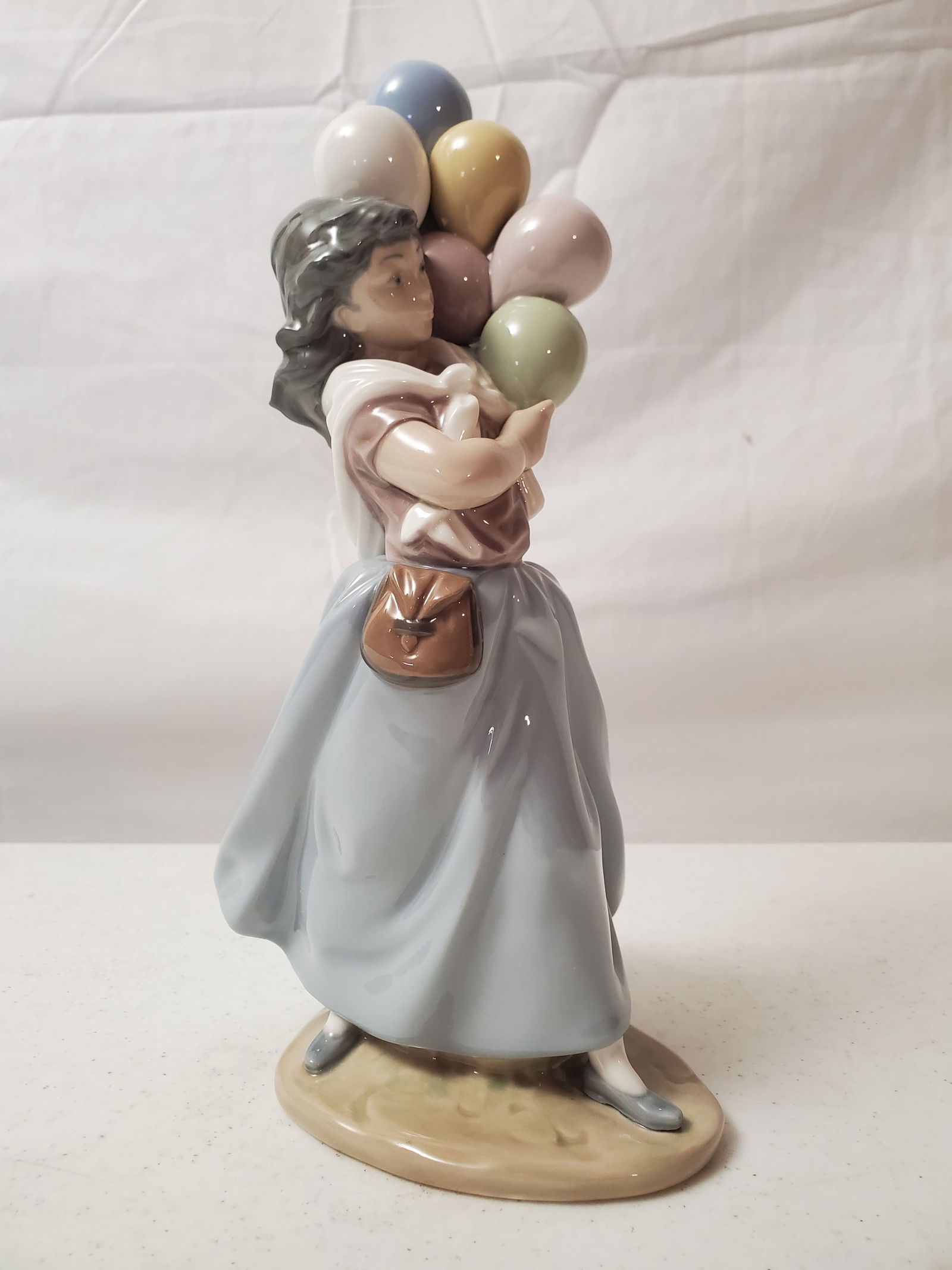 LLADRO "BALLOON SELLER" PORCELAIN FIGURINE NO. 5141 (1 of 6)