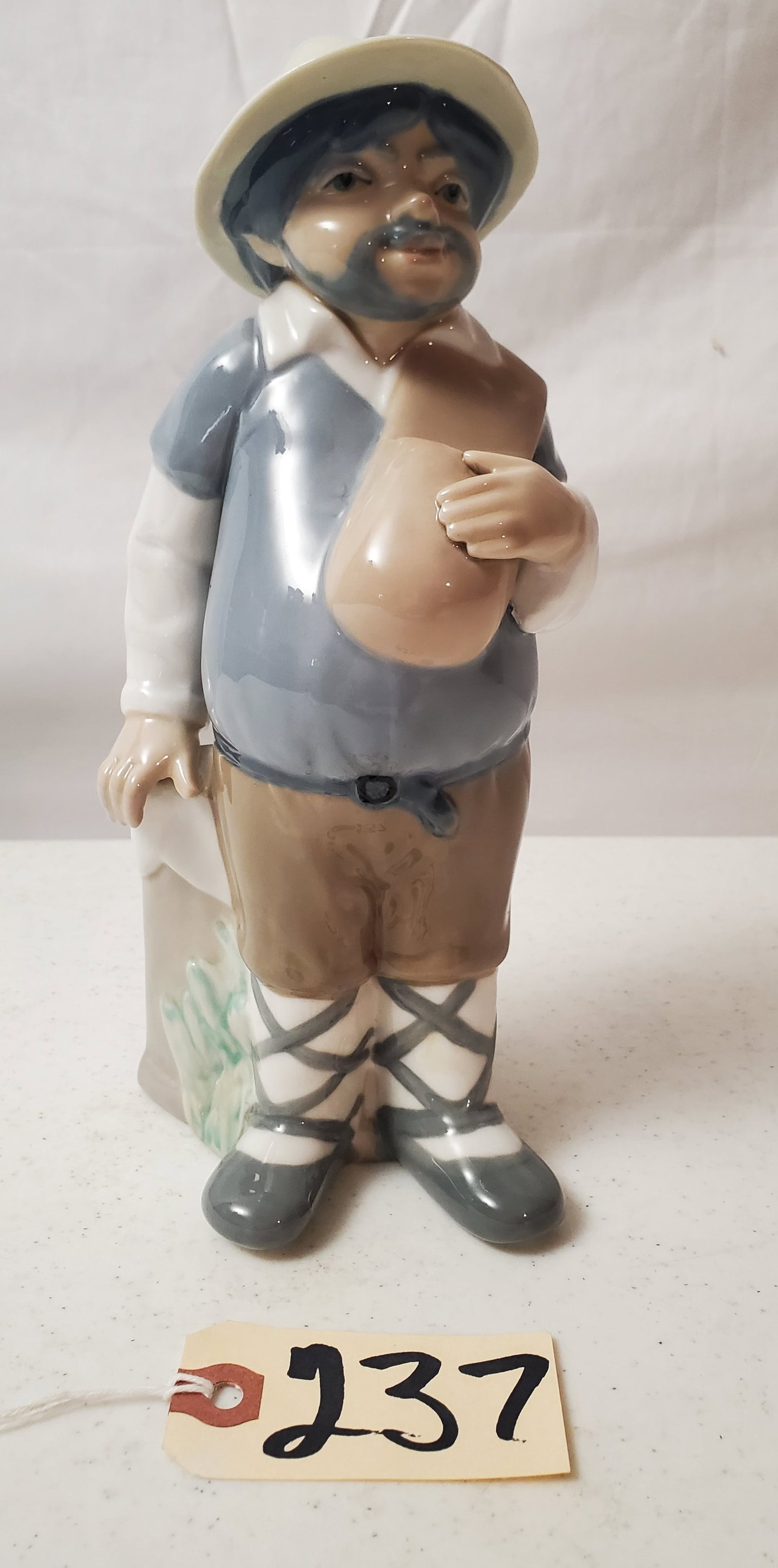 VINTAGE SPANISH CASADES PORCELAIN FIGURINE: SHOWING NO CHIPS, CRACKS, OR BREAKS. STANDING 9.75" HIGH