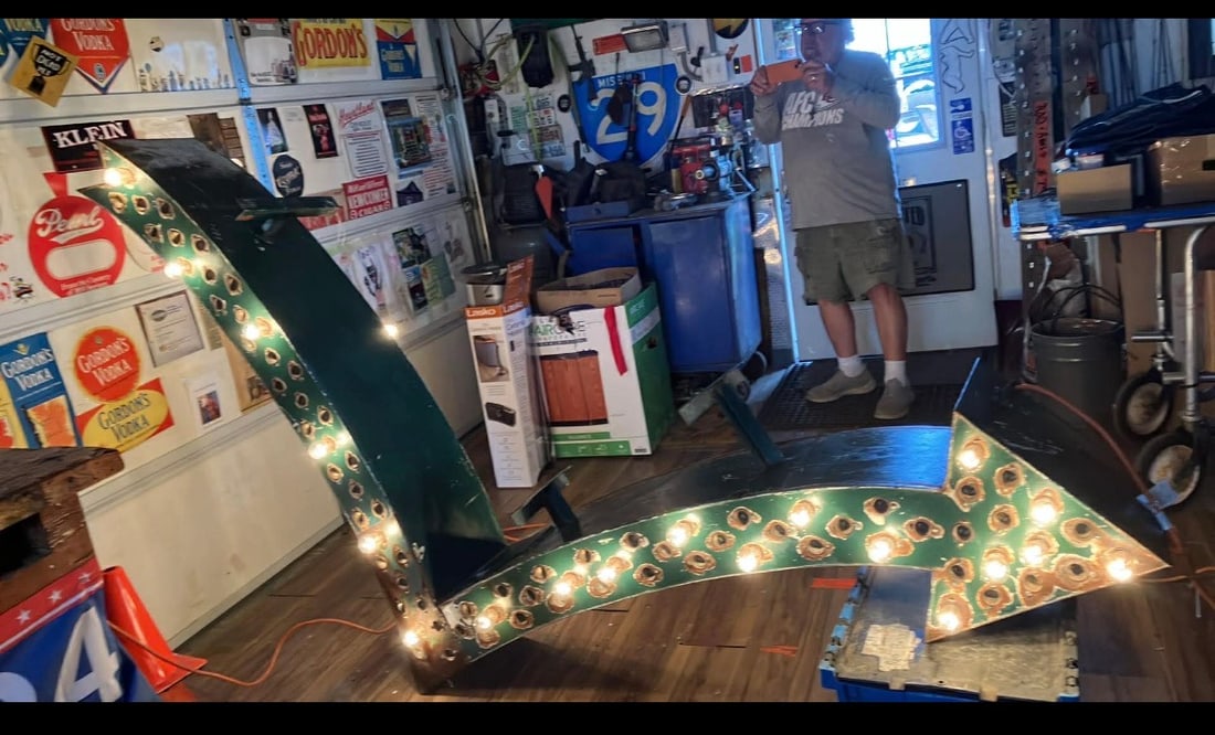 Large Roadside Marquee Arrow: Large 7.5’ x 5.5’