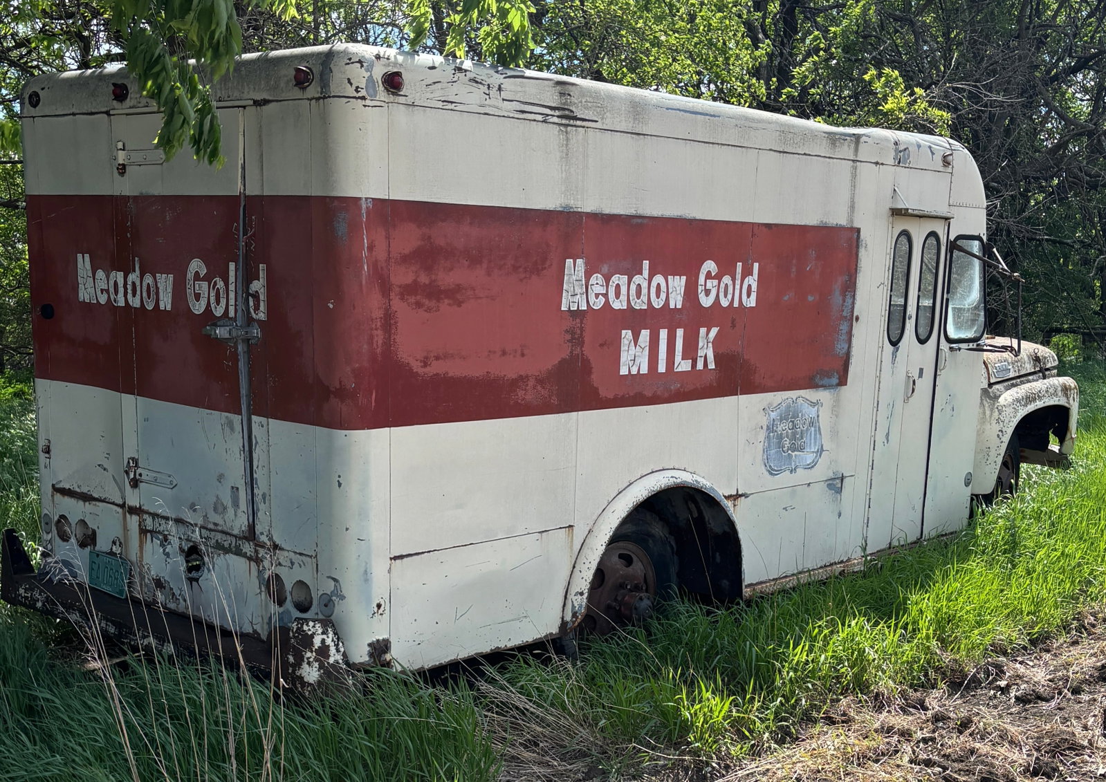 1960s Ford Meadow Gold Milk Truck Field Find Rat Rod: 1960s Ford Meadow Gold Milk Truck Field Find Rat Rod Project ect. Awesome project you dont find very often. Been sitting in the field for years. All the glass is in it. Engine 6 cylinder is in it. No 