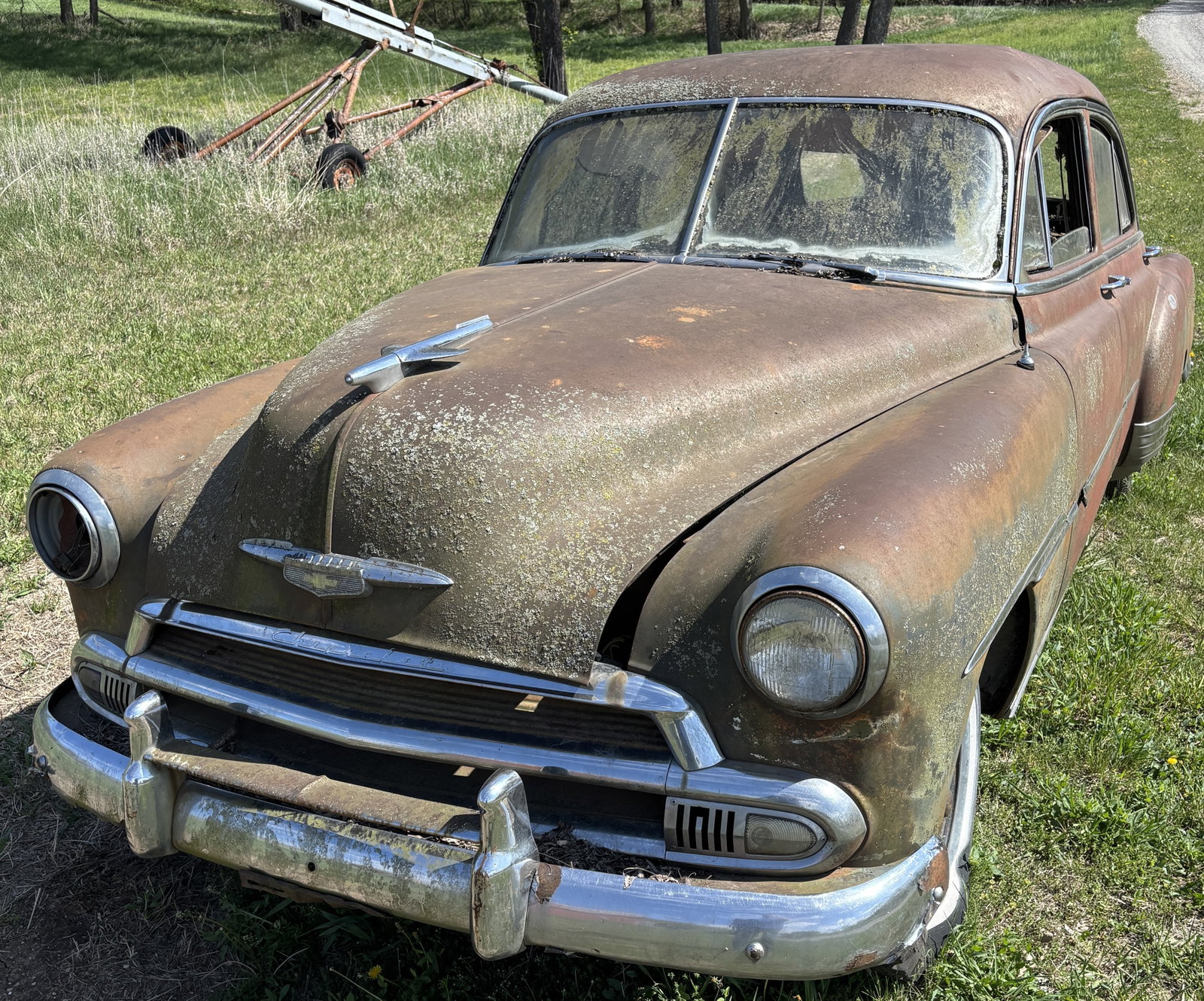 1951 4 door Chevrolet Chevy Styleline Deluxe Sedan Barn Find: 1951 4 door Chevrolet Chevy Styleline Deluxe Sedan Barn Find condition. No Title Project car. Featuring the Flying Jet Hood, And the rounded rear fenders. Pick up in Du Boise Nebraska, buyer to