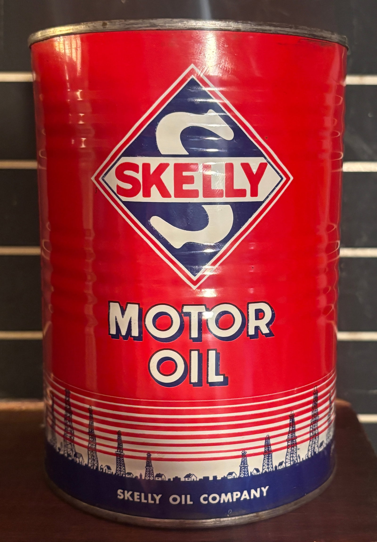 Pair of 1940s Skelly Quart Metal Motor Oil Cans - 8