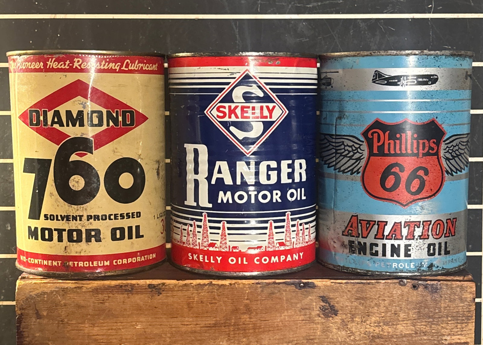 Lot of 3 Metal Oil Cans Skelly, Phillips 66 Diamond 760: Lot of 3 Metal Oil Cans Skelly Ranger full unopened, Phillips 66 aviation emptied 2 holes in the bottom, Diamond 760 top missing. A 3 show wear, but display well, see pics. flat rate shipping $20