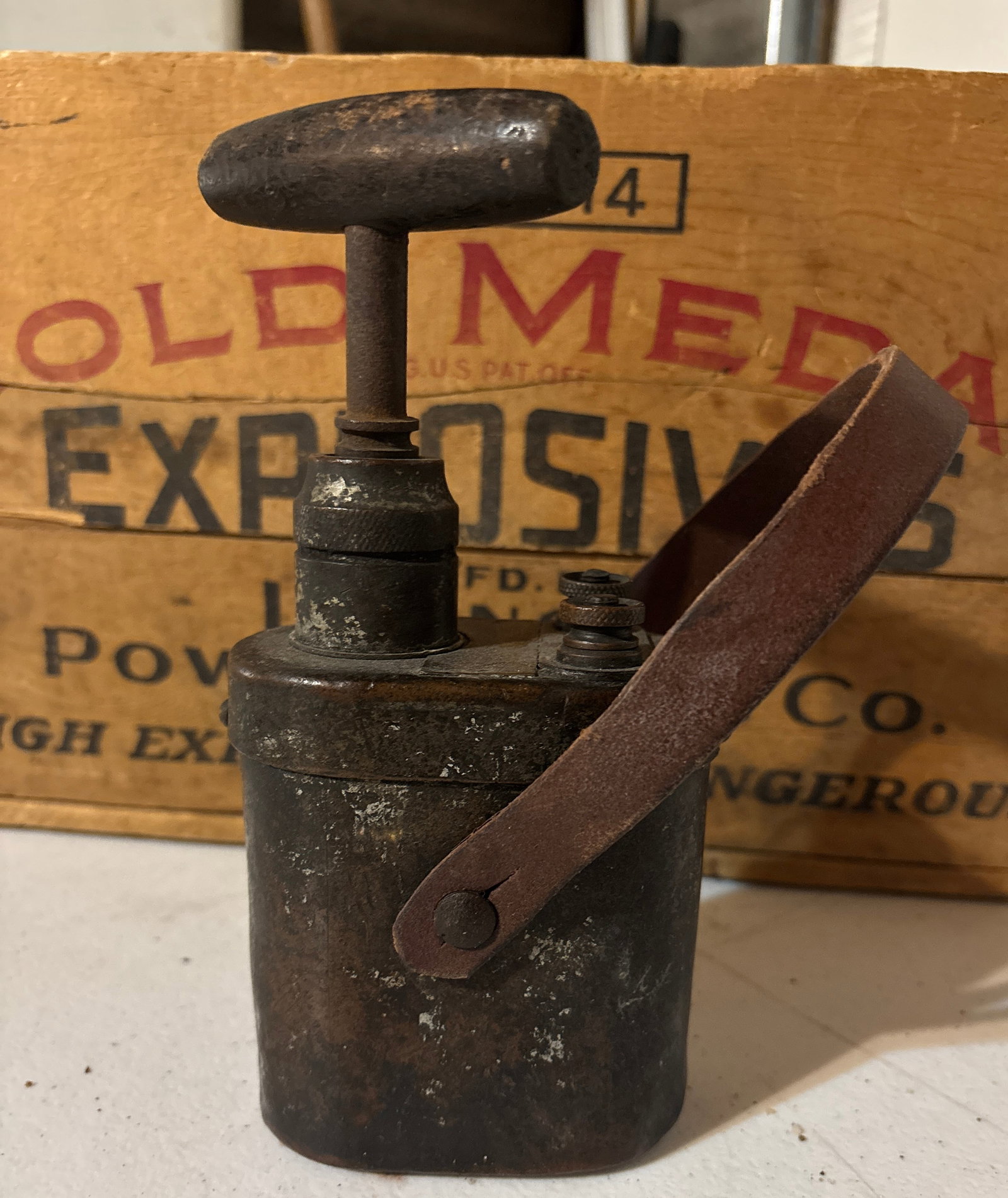 WW2 10 Cap Blasting Machine Hercules Powder Co. (1 of 7)