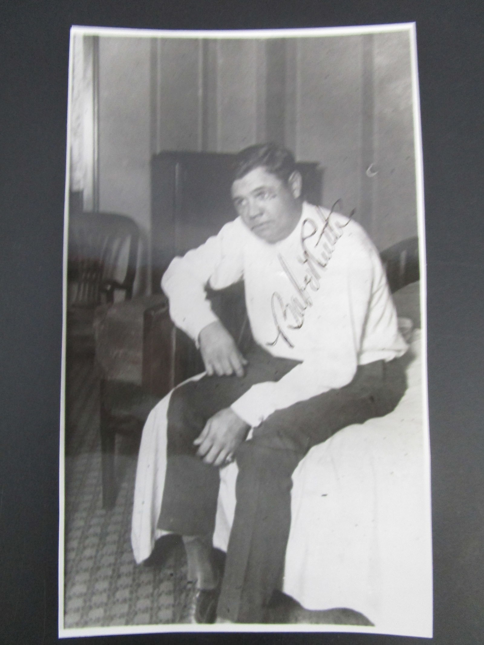 Babe Ruth Signed Photograph – 7” x 4” Vintage Baseball Memorabilia of the Legendary: Babe Ruth Signed Photograph – 7” x 4” Vintage Baseball Memorabilia of the Legendary New York Yankees Icon.Offered here is a 7” x 4” vintage photograph attributed to the legen