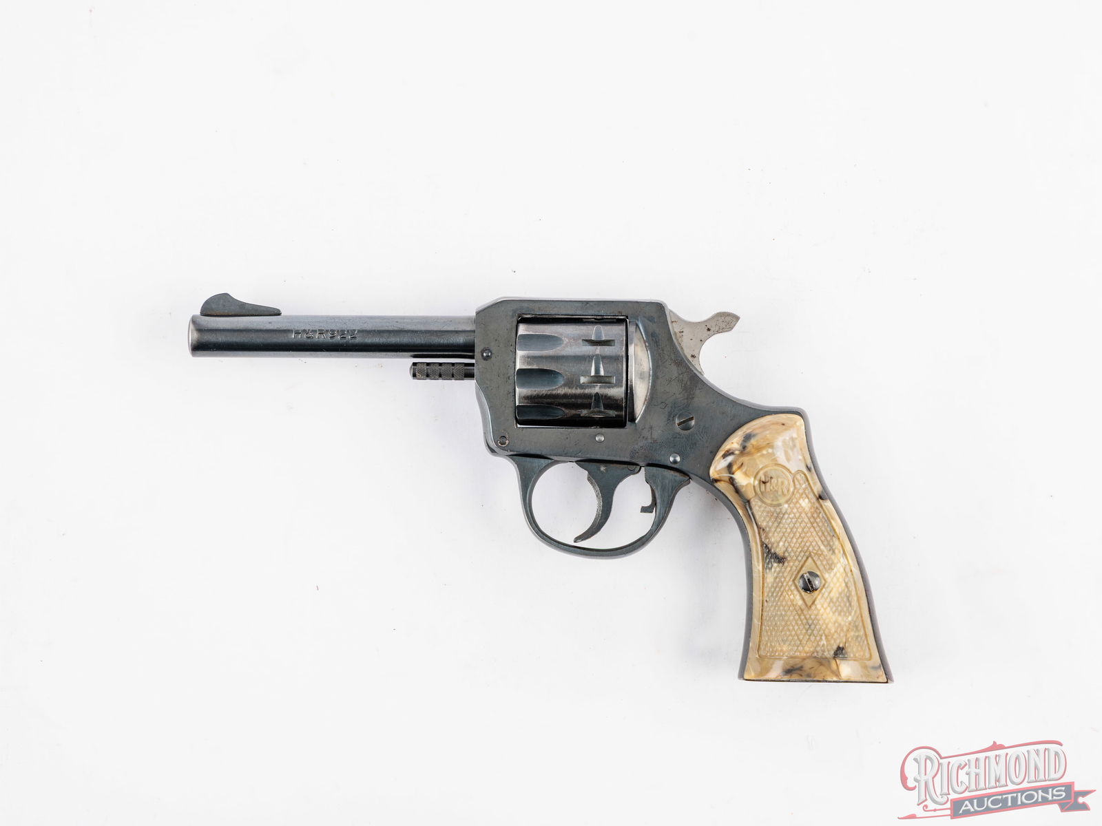 1968 Harrington & Richardson 922 .22 LR Single / Double Action Revolver 9 Shot: Manufactured by Harrington & Richardson Arms in 1968 according to the serial number date code "R". Features a 4" barrel with integrated rear notch and blade front sight. Single/double action with a