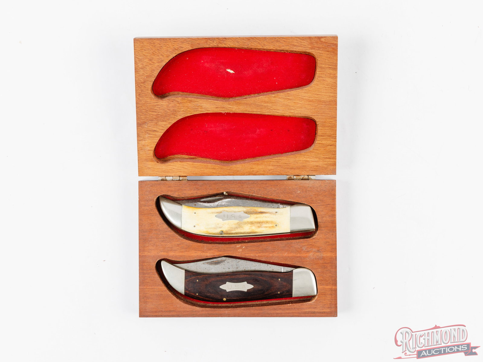 Scarce Set Of Parker Frost Cutlery America 1976 Bicentennial Large Folder Knife Set: This scarce set was made by the Parker Frost Cutlery company to commemorate America's Bicentennial in 1976. Two knife set comes in a wood display case with eagle and Bicentennial stamped on the lid.