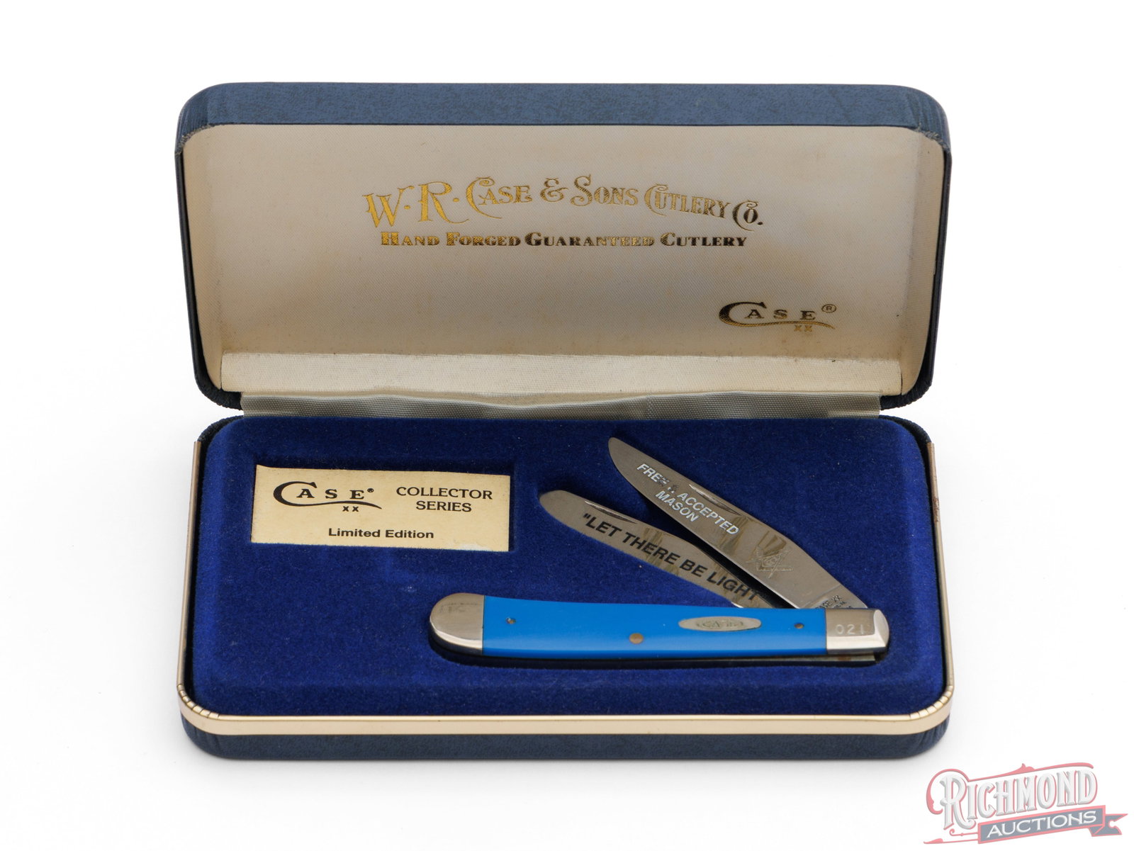 Case XX Collector Series B254 SS Trapper Knife Freemason in Original Box: Case Collector Series model B254 SS Trapper folder knife produced in 1992. Features a 3" clip point blade laser etched "FREE & ACCEPTED / MASON" with Freemason symbol. 3" spey blade laser etched "LET