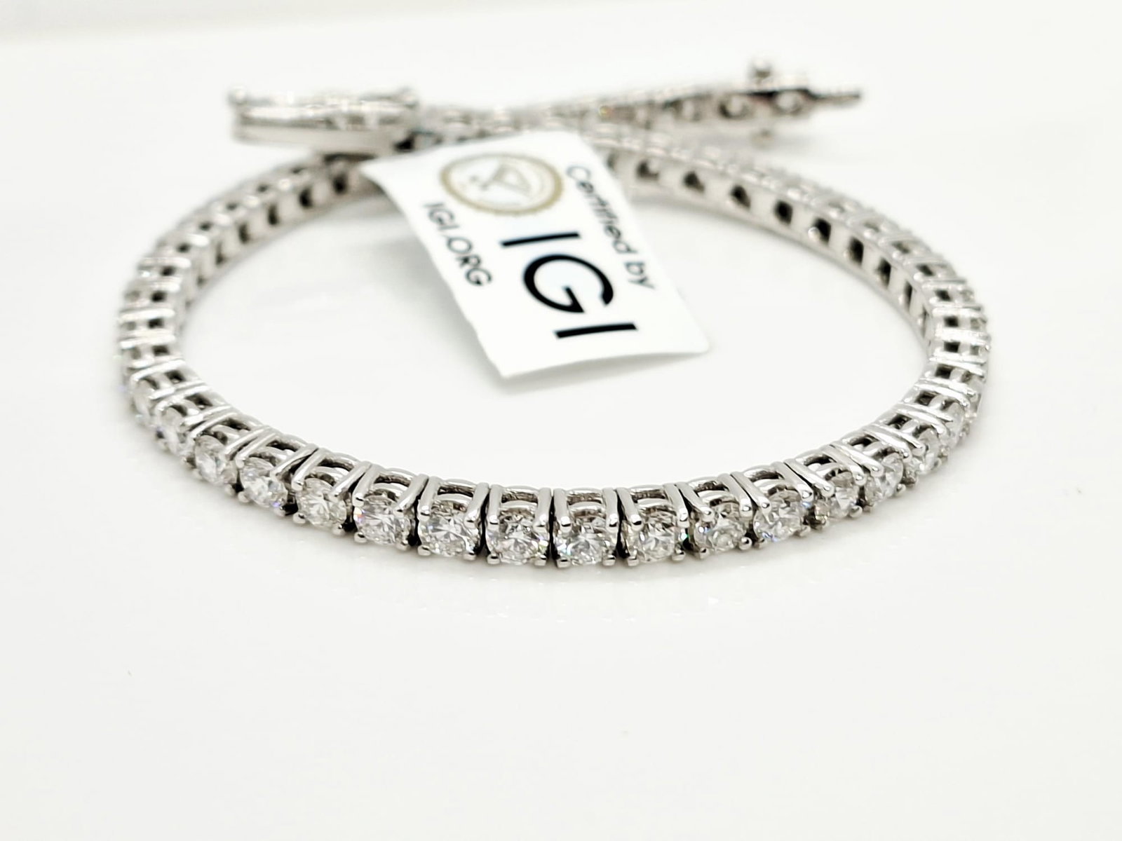 4.40ct F-H VS Natural Diamond Tennis Bracelet 18K White Gold - IGI Certified: Grading Laboratory: International Gemological Institute (IGI).Report Number: 10J2016925.Date of Issue: June 5, 2025.Article Description: One 18K White Gold Bracelet.Total Metal Weight: 10.12 grams.Hal