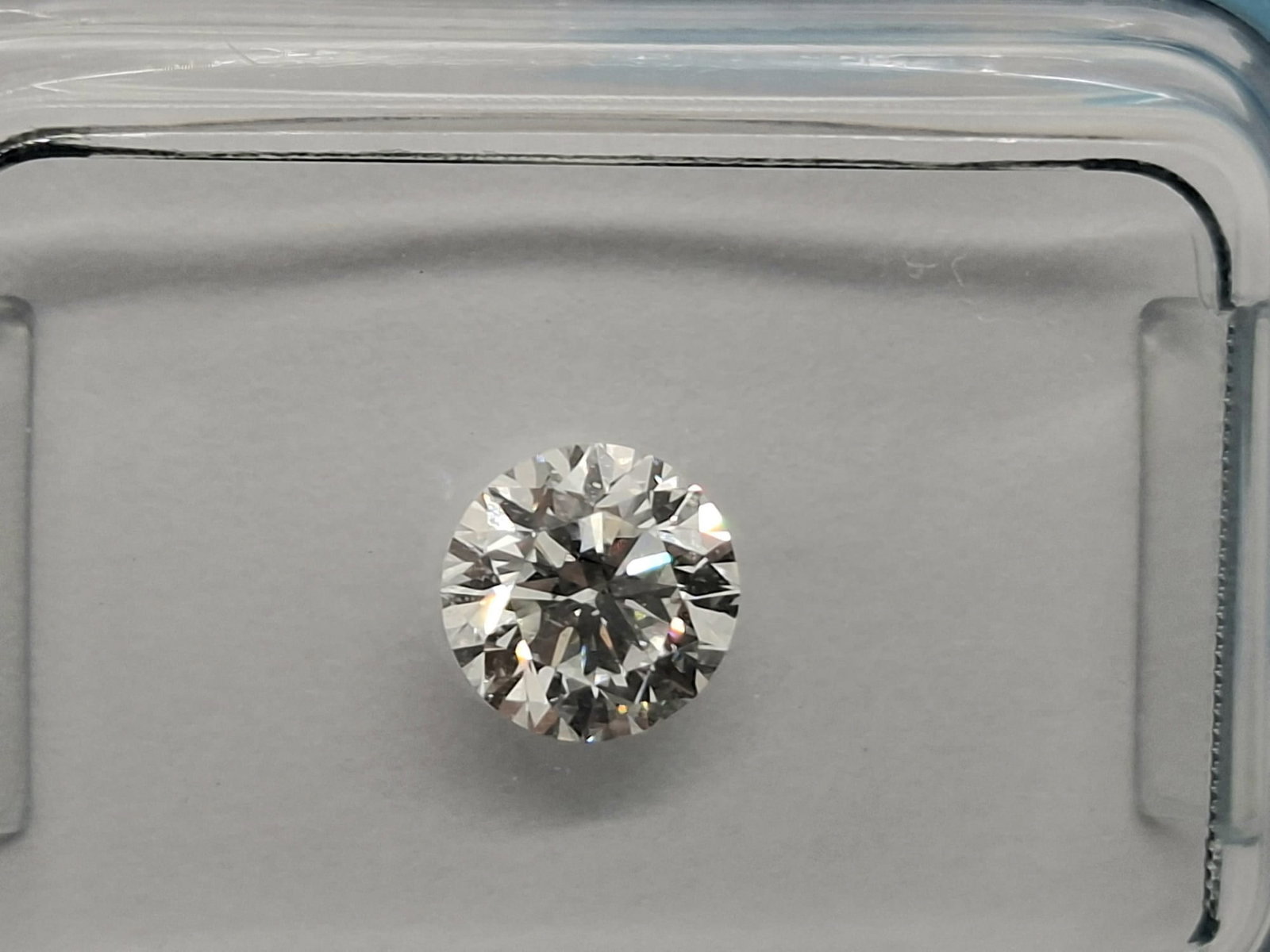 0.71 Carat Round Brilliant Natural Diamond - IGI Certified - E Color / VVS1 - Sealed: 0.71 Carat Round Brilliant Natural Diamond Official IGI Certified • Exceptional E / VVS1 Clarity • Sealed in CertiCard Official Certificate Details IGI Report Number 724534483 Shape & Cut