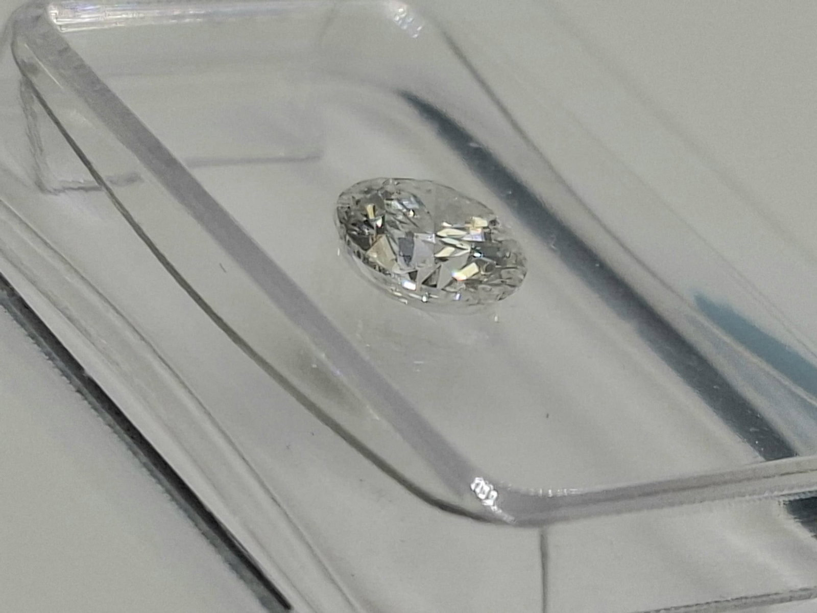 0.71 Carat G / SI2 Round Brilliant Diamond - IGI Certified - Sealed - 3