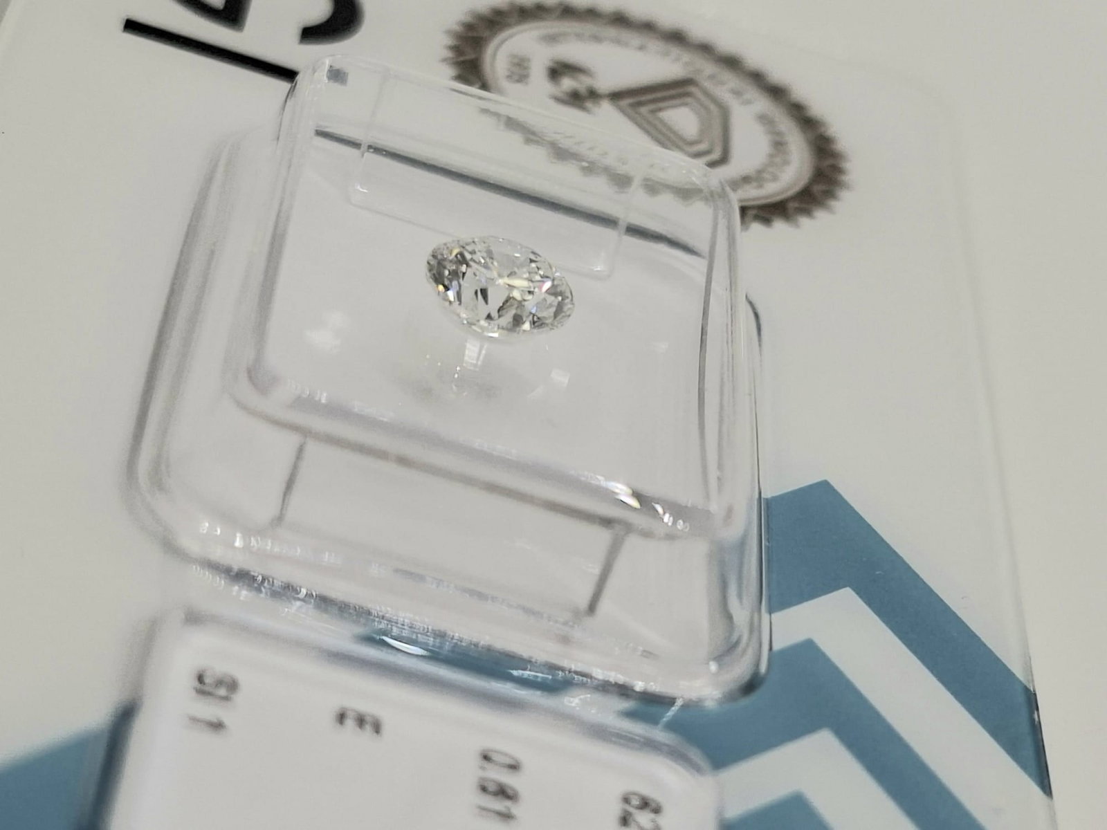 0.61 Carat E / SI1 Round Brilliant Diamond - IGI Certified - Sealed - 4