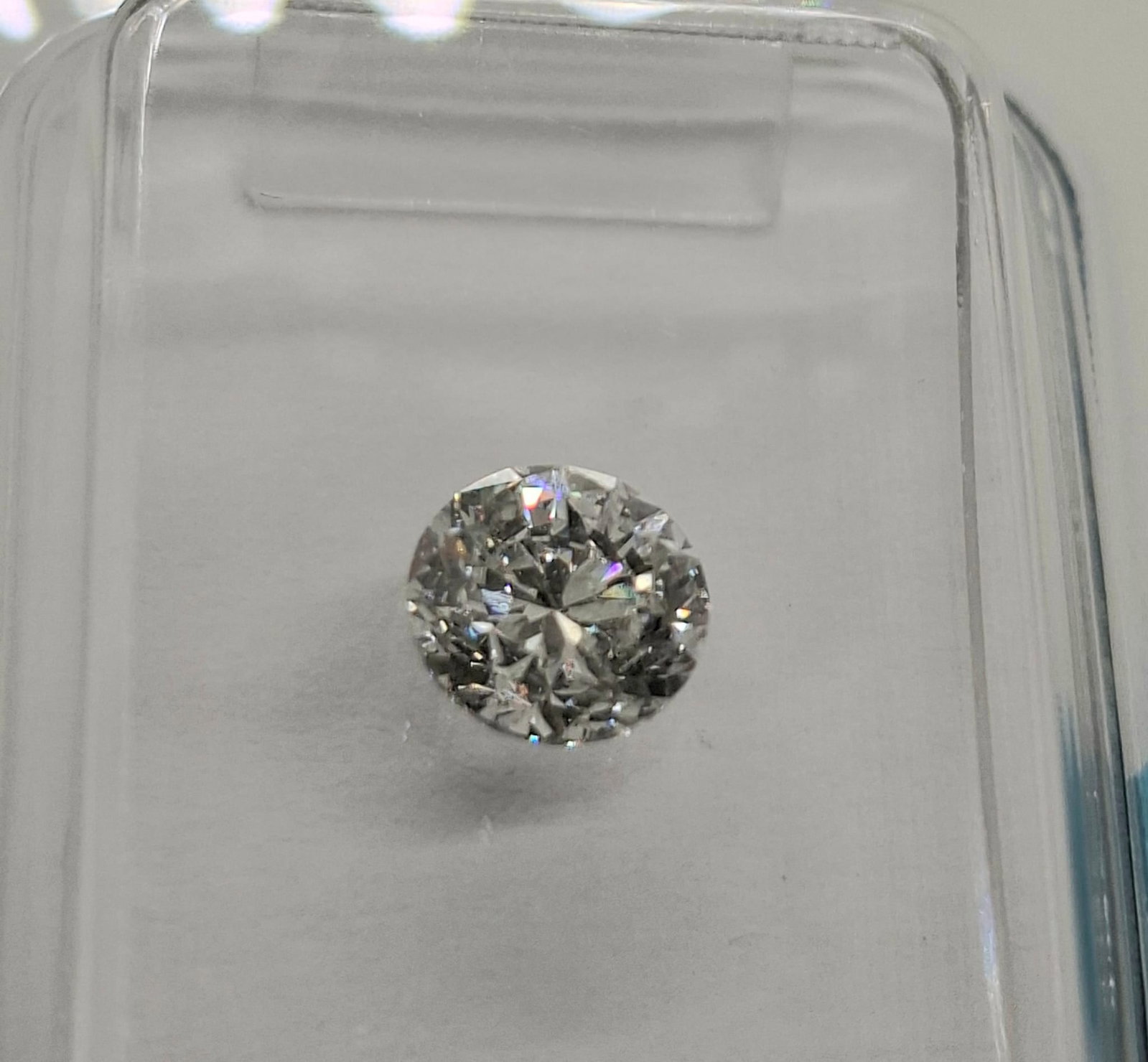 0.61 Carat E / SI1 Round Brilliant Diamond - IGI Certified - Sealed - 5