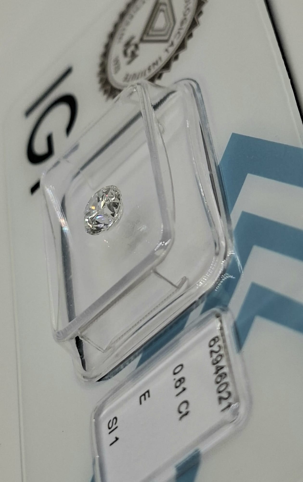 0.61 Carat E / SI1 Round Brilliant Diamond - IGI Certified - Sealed - 6
