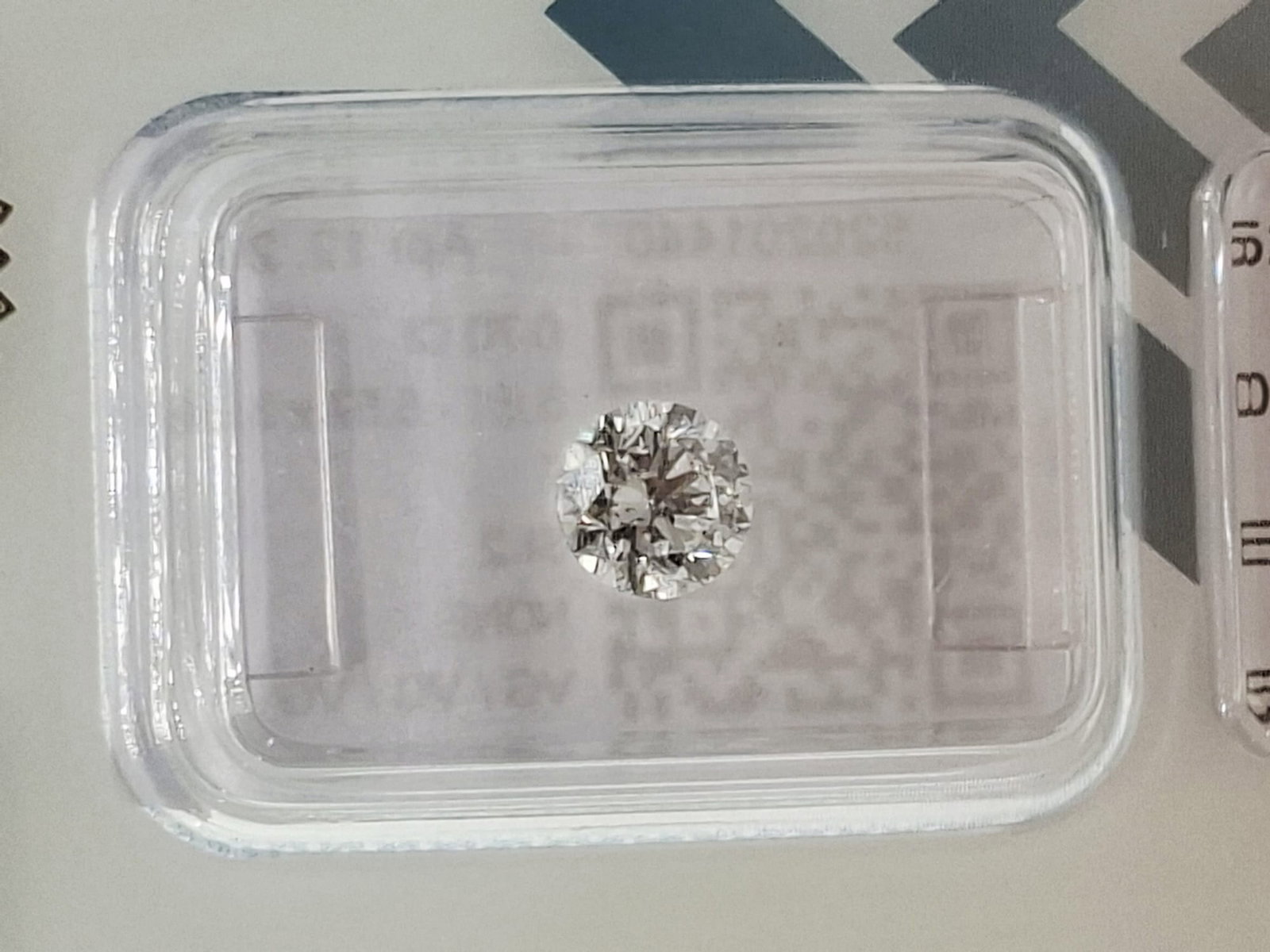 0.70 Carat E / SI2 Round Brilliant Diamond - IGI Certified - Sealed