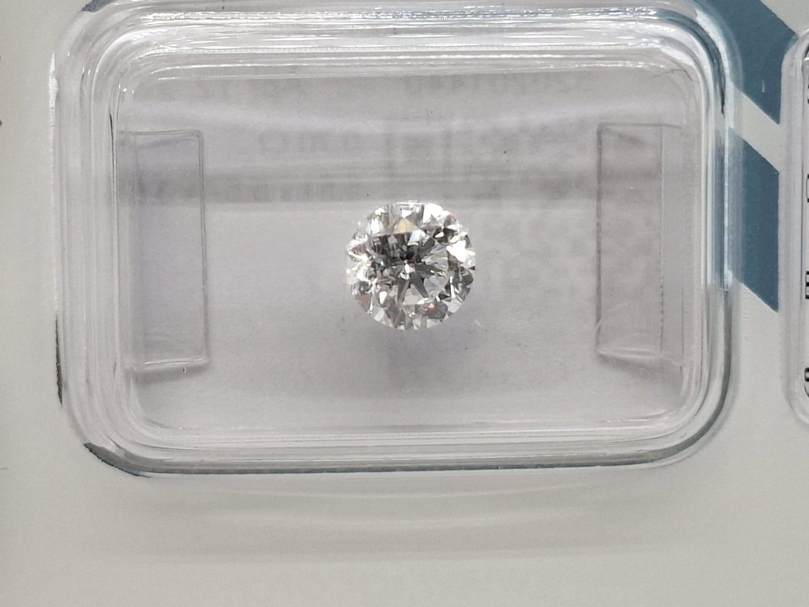 0.70 Carat E / SI2 Round Brilliant Diamond - IGI Certified - Sealed - 3