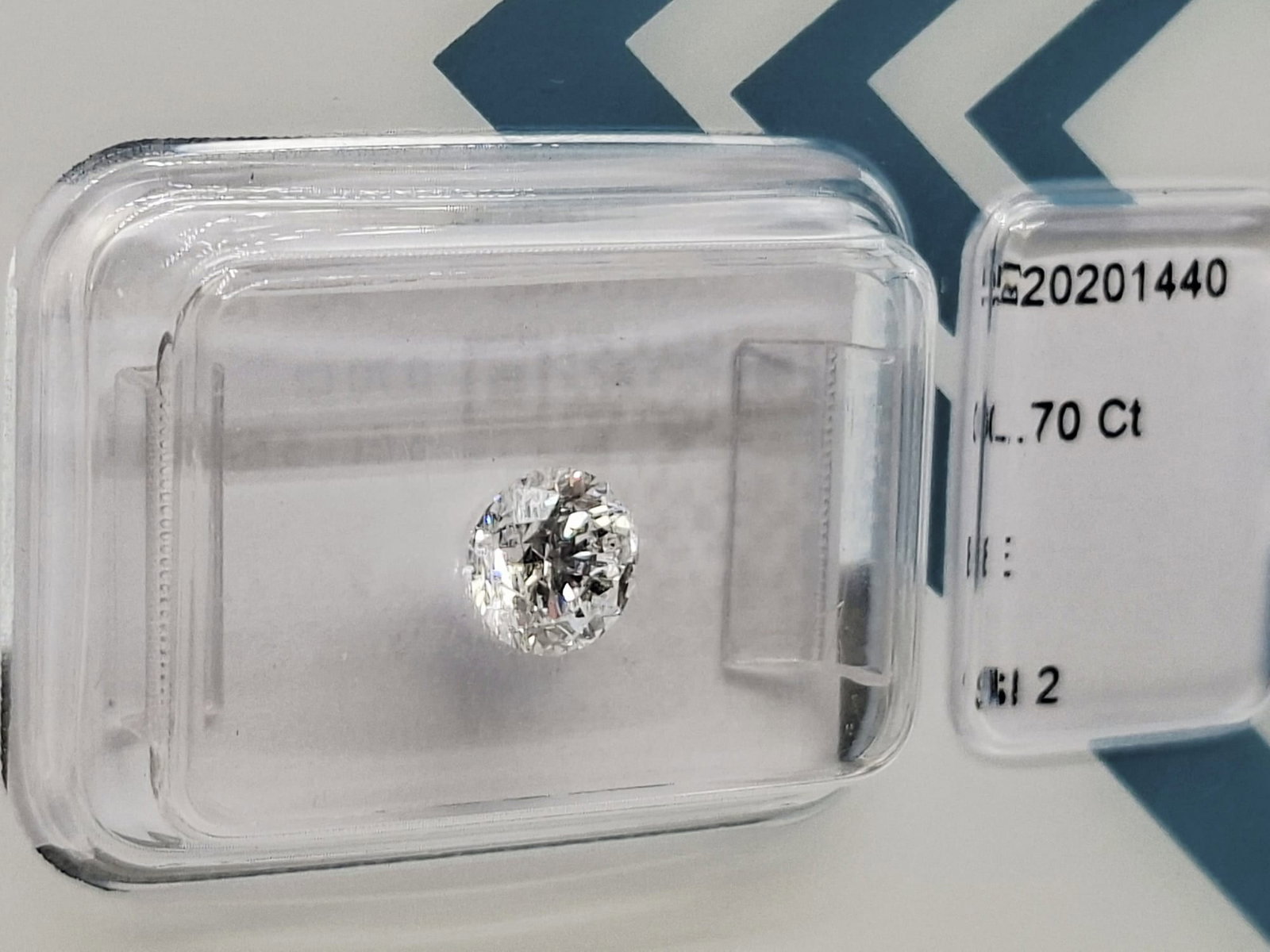 0.70 Carat E / SI2 Round Brilliant Diamond - IGI Certified - Sealed - 4