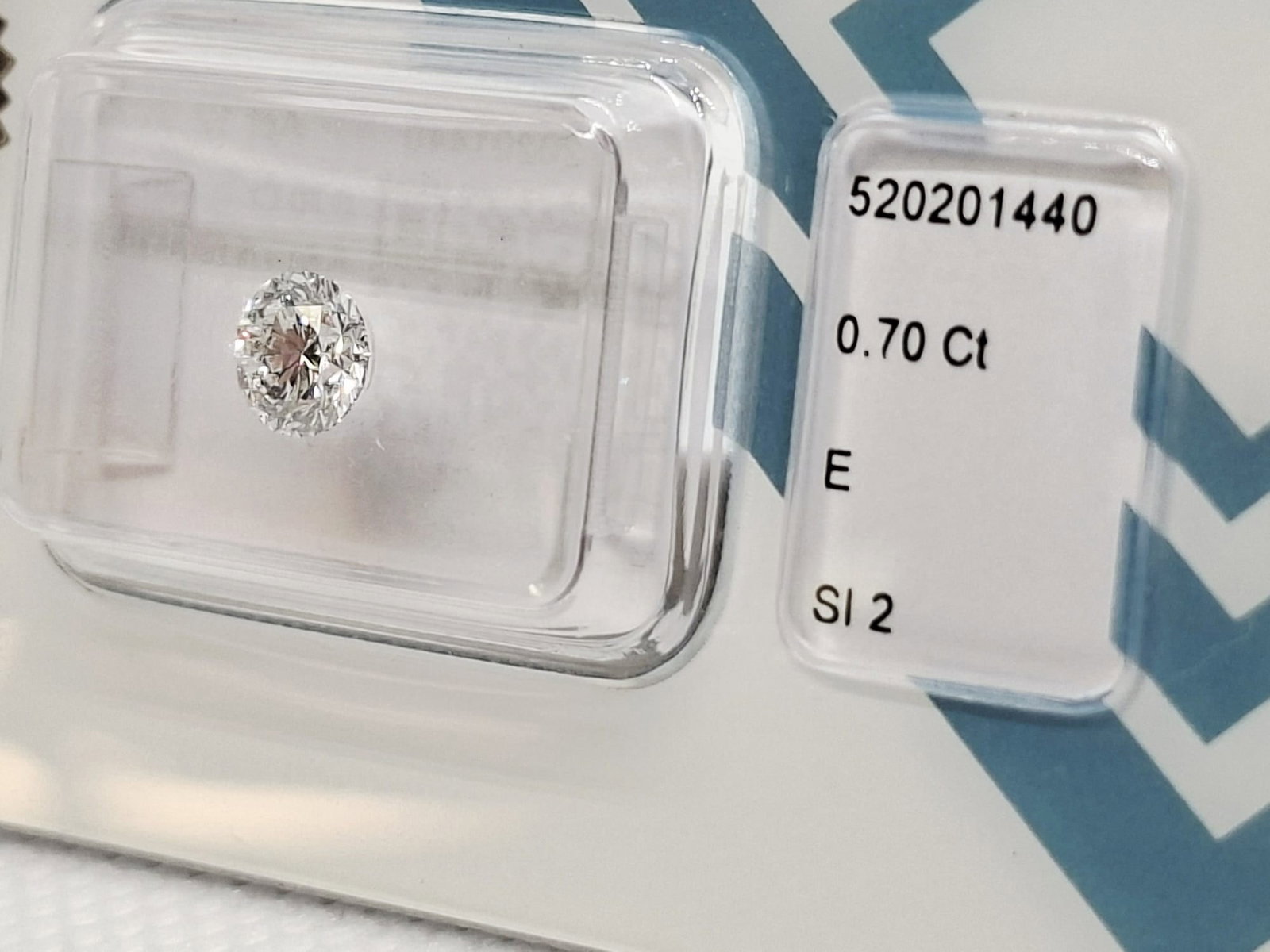 0.70 Carat E / SI2 Round Brilliant Diamond - IGI Certified - Sealed - 5