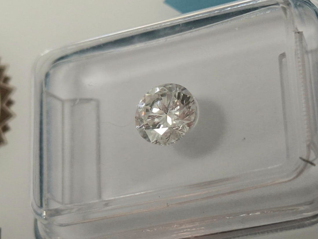 0.71 Carat F / SI2 Round Brilliant Diamond - IGI Certified - Sealed - 4
