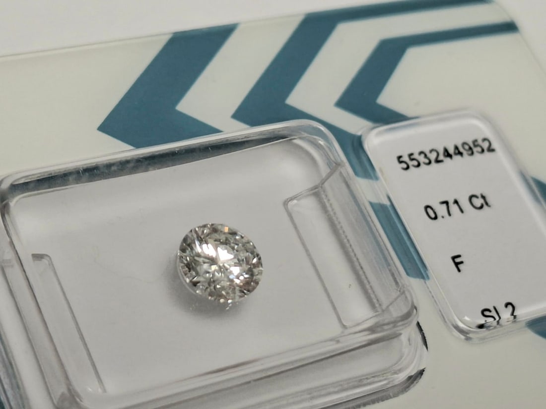 0.71 Carat F / SI2 Round Brilliant Diamond - IGI Certified - Sealed - 5