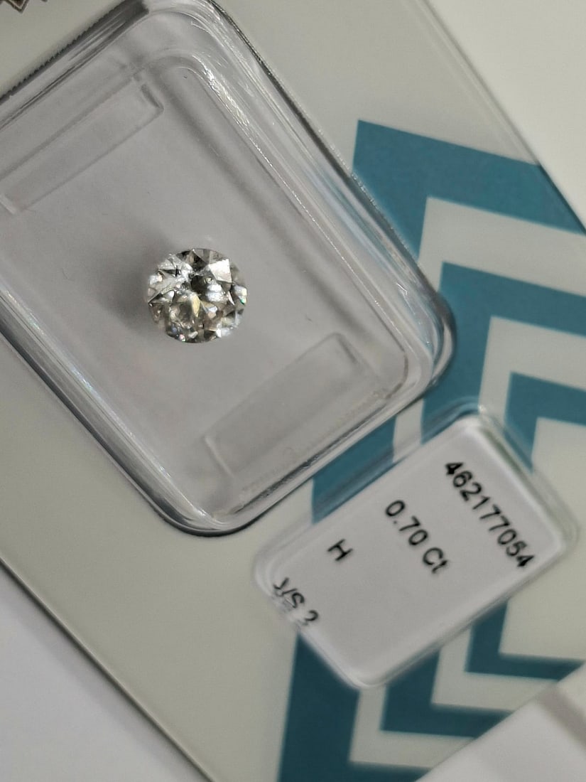 0.70 Carat H / VS 2 Round Brilliant Diamond - IGI Certified - Sealed - 3