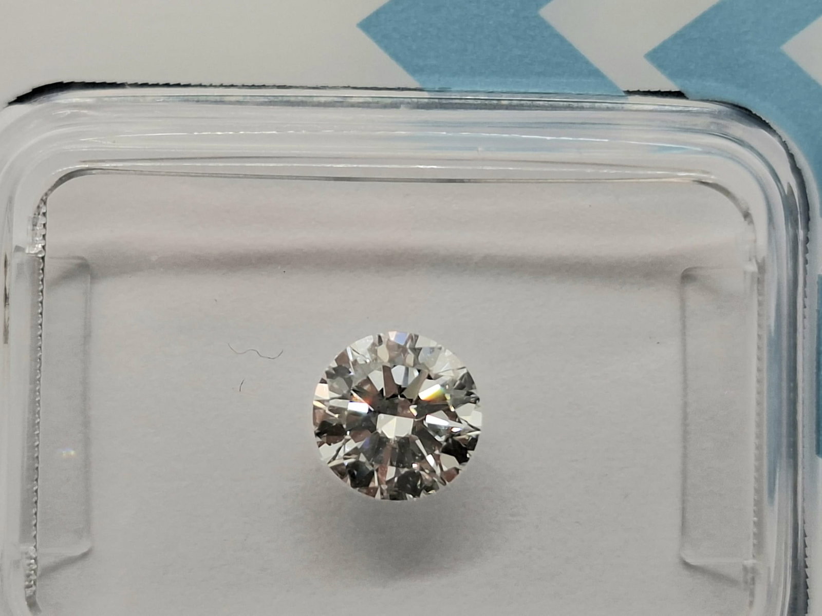 0.70 Carat G / VVS 1 Round Brilliant Diamond - IGI Certified - Sealed - 4