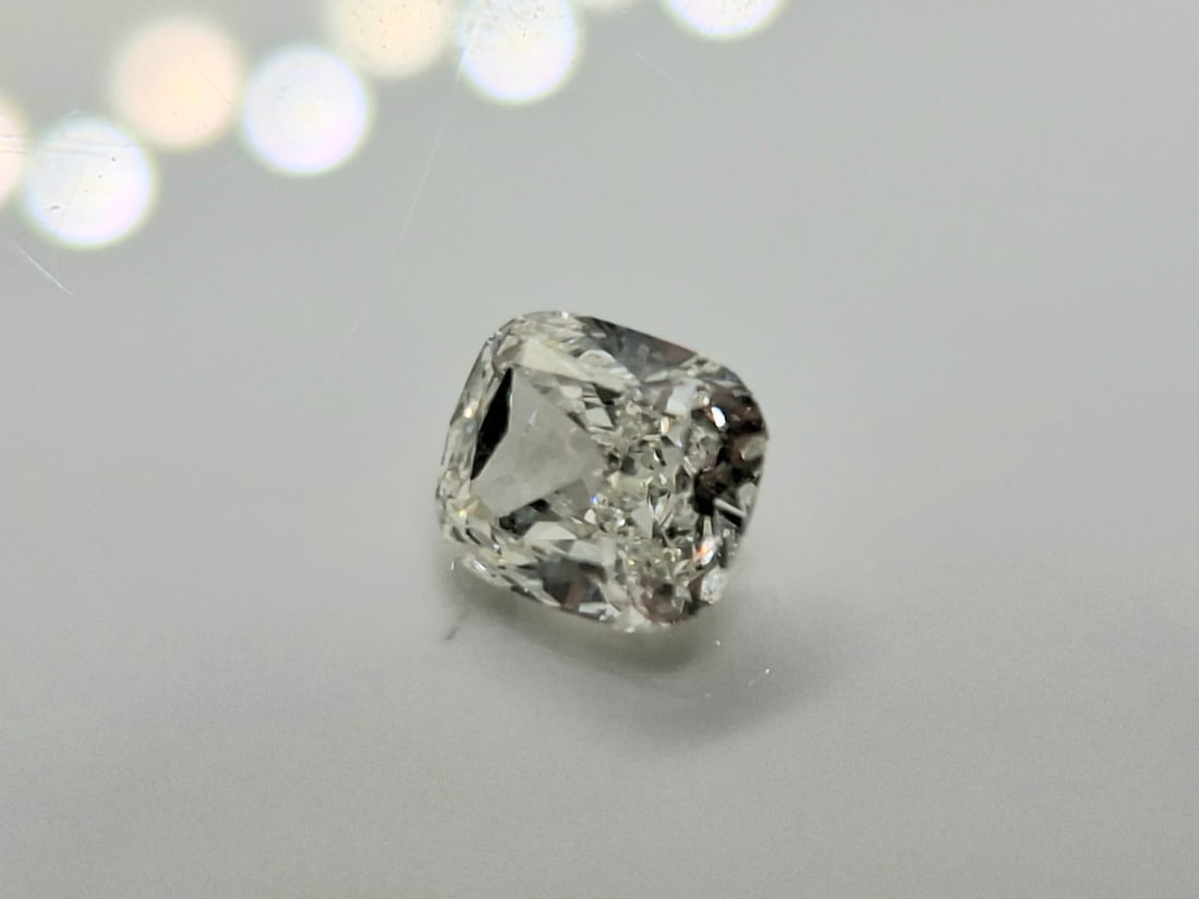 0.93 Carat K / VS2 Cushion Modified Brilliant Diamond - GIA Certified - 3