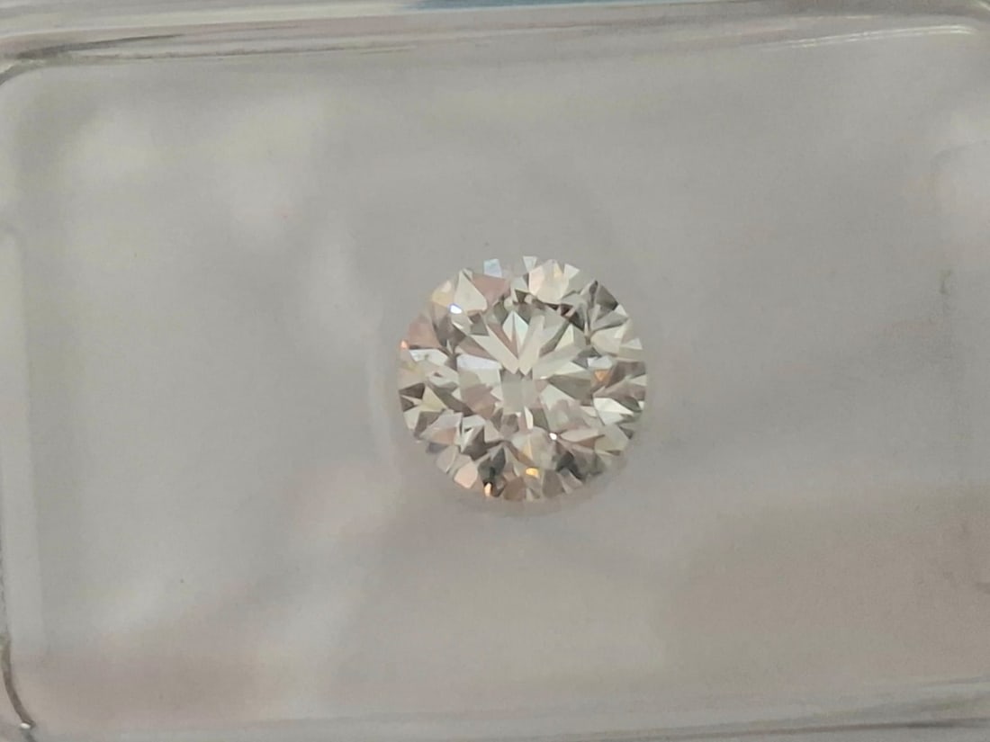 0.70 Carat D / SI 2 Round Brilliant Diamond - IGI Certified (Sealed) - 4