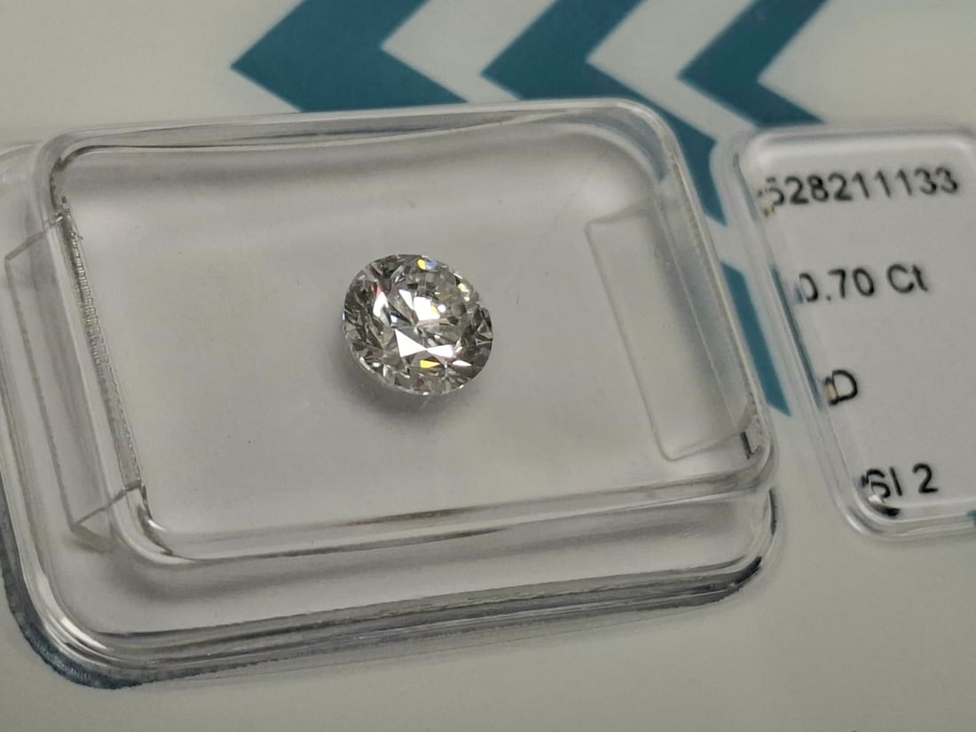 0.70 Carat D / SI 2 Round Brilliant Diamond - IGI Certified (Sealed) - 5