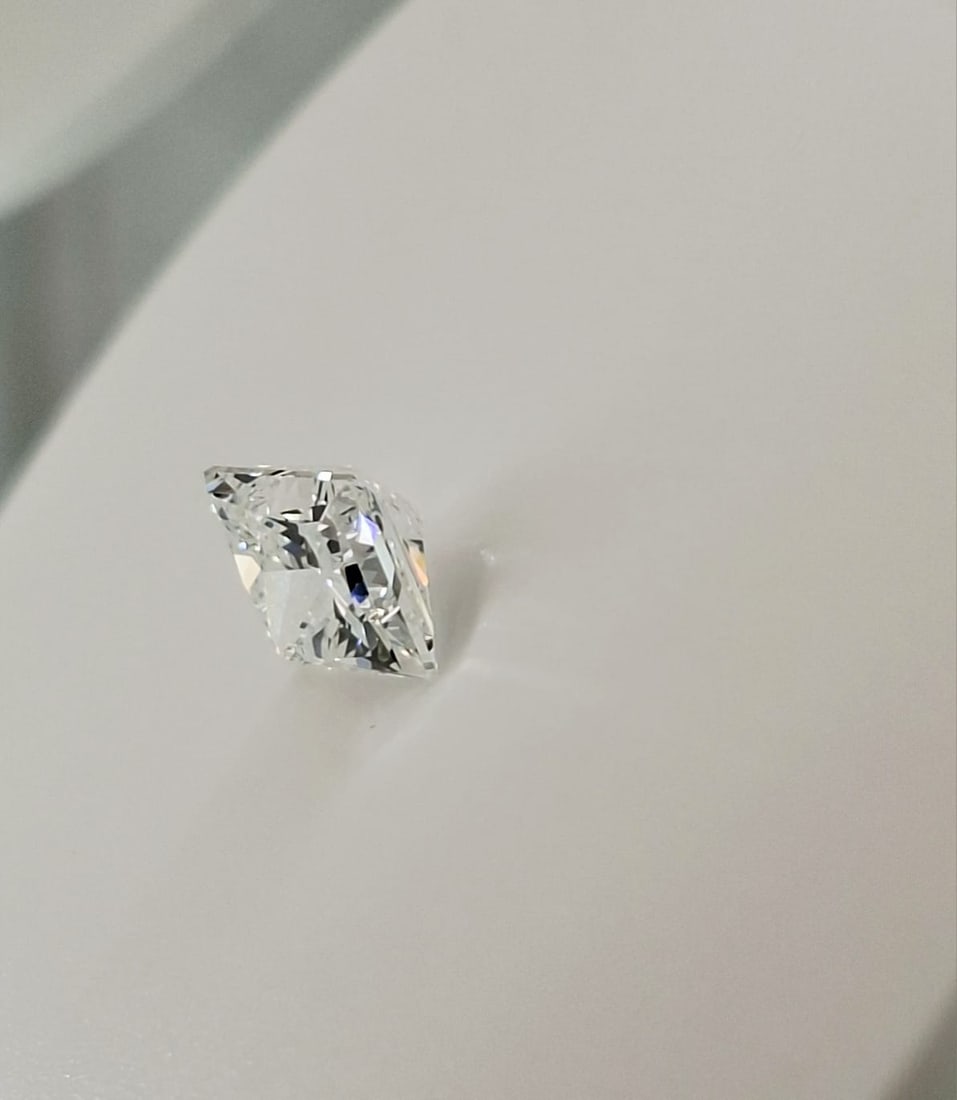 1.01 Carat E / VVS2 Princess Cut Diamond - GIA Certified - 3