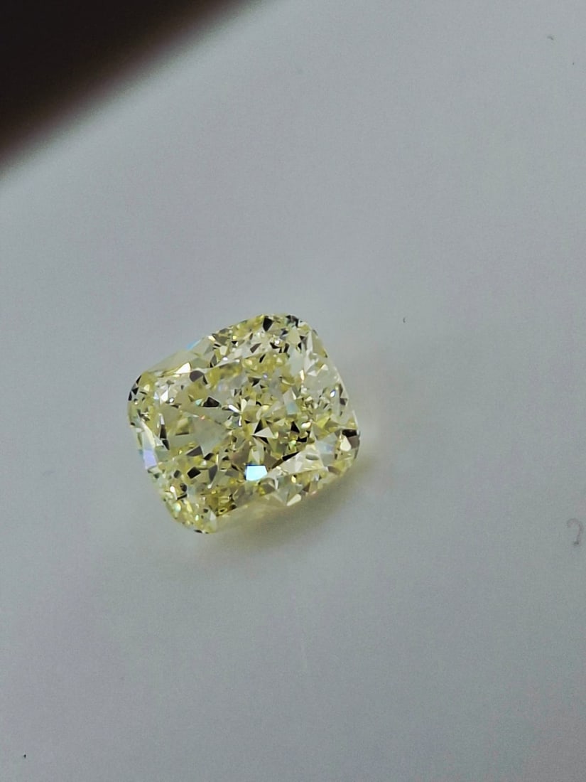 2.25 Carat Cushion Modified Brilliant Diamond - U to V Range VS2 - GIA Certified - 3