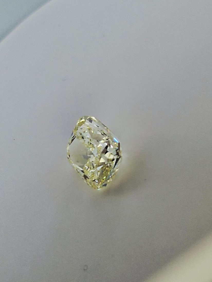 2.25 Carat Cushion Modified Brilliant Diamond - U to V Range VS2 - GIA Certified - 5