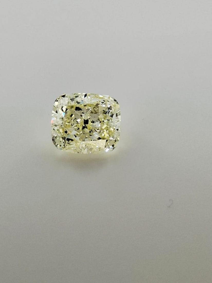 2.25 Carat Cushion Modified Brilliant Diamond - U to V Range VS2 - GIA Certified - 6