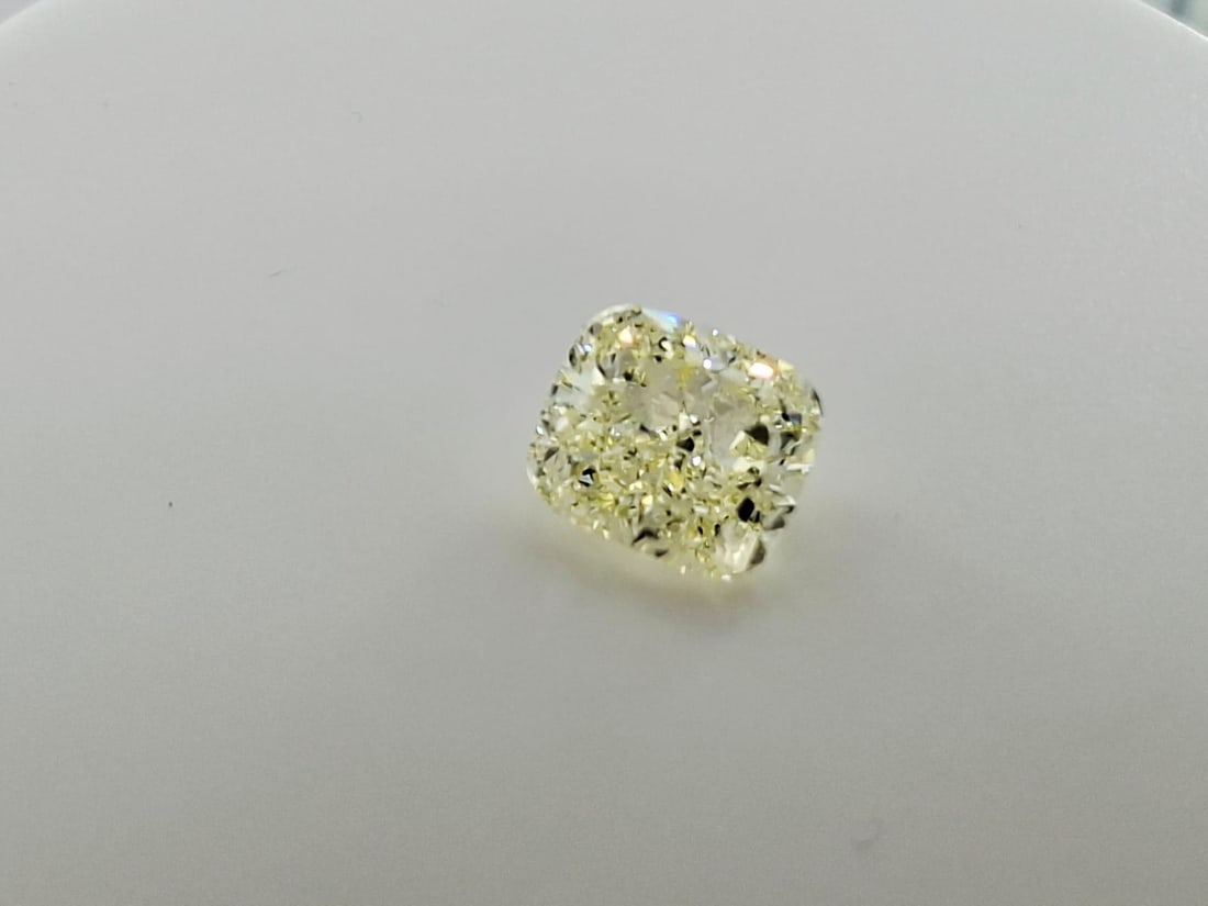 2.25 Carat Cushion Modified Brilliant Diamond - U to V Range VS2 - GIA Certified - 7