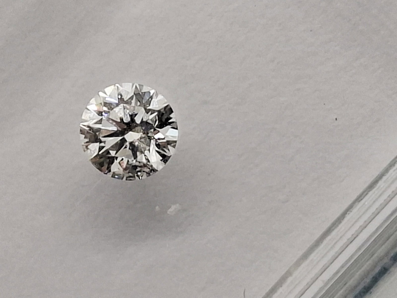 0.40 CTW Pair Round Brilliant Diamonds (0.20 CT Each) - E Color - Internally Flawless (IF) - IGI Cer - 8