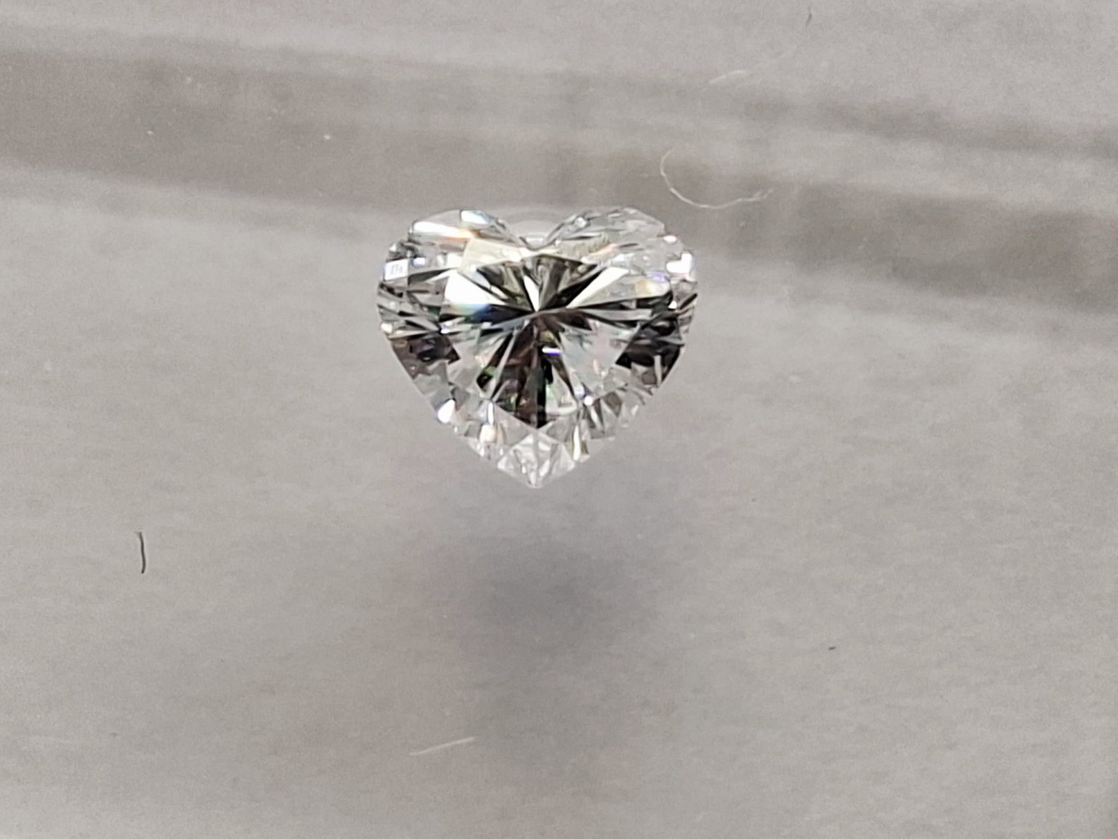 Pair 0.38 CT Total (0.19 CT x2) Heart Brilliant Natural Diamonds - D Color - IF Clarity - IGI Certif - 3